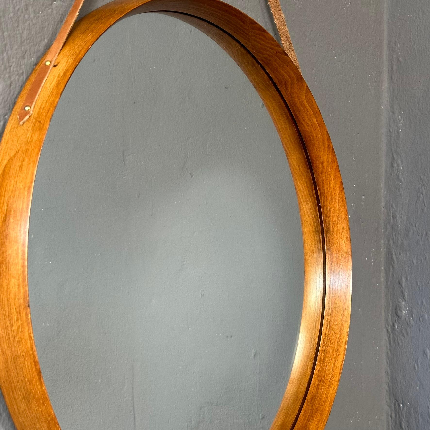Pelle Specchio da parete rotondo con cornice in teak chiaro, gancio in pelle da appendere 1960 Italiano in vendita