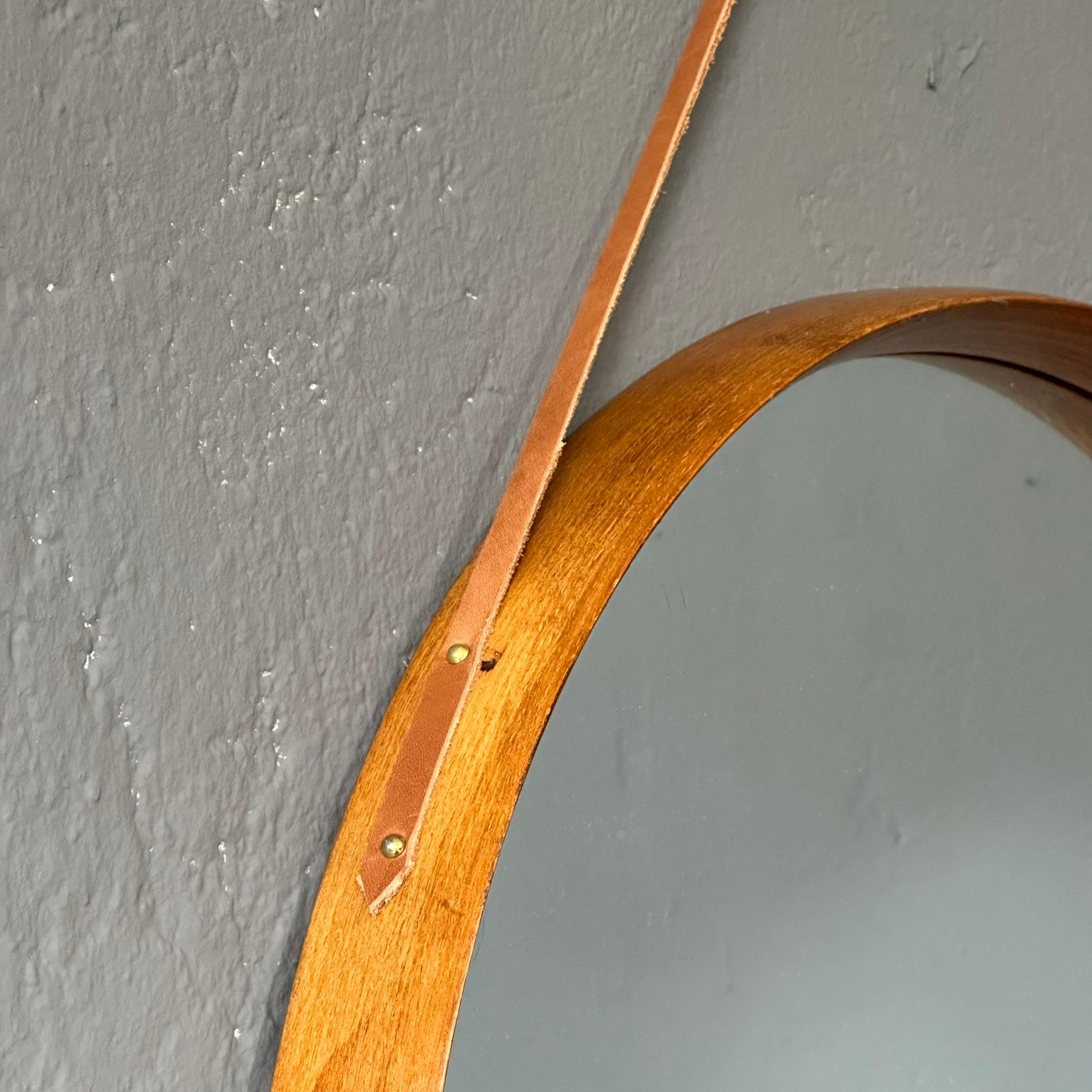 Specchio da parete rotondo con cornice in teak chiaro, gancio in pelle da appendere 1960 Italiano in vendita 1