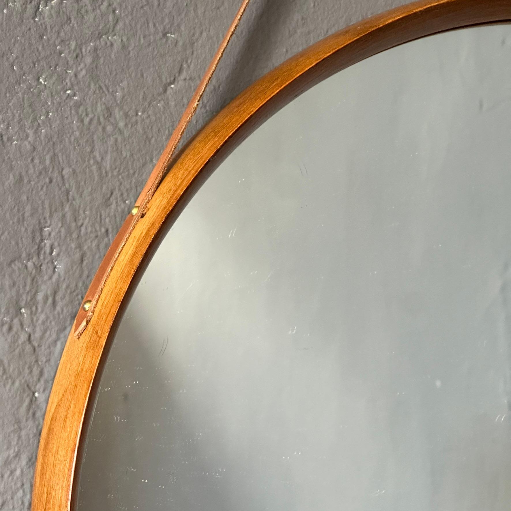 Specchio da parete rotondo con cornice in teak chiaro, gancio in pelle da appendere 1960 Italiano in vendita 2