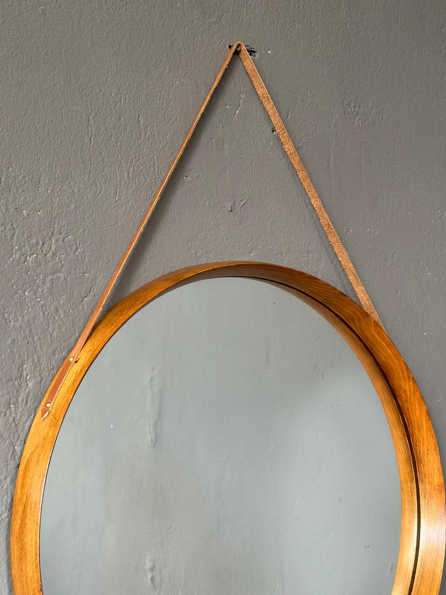 Specchio da parete rotondo con cornice in teak chiaro, gancio in pelle da appendere 1960 Italiano in vendita 3