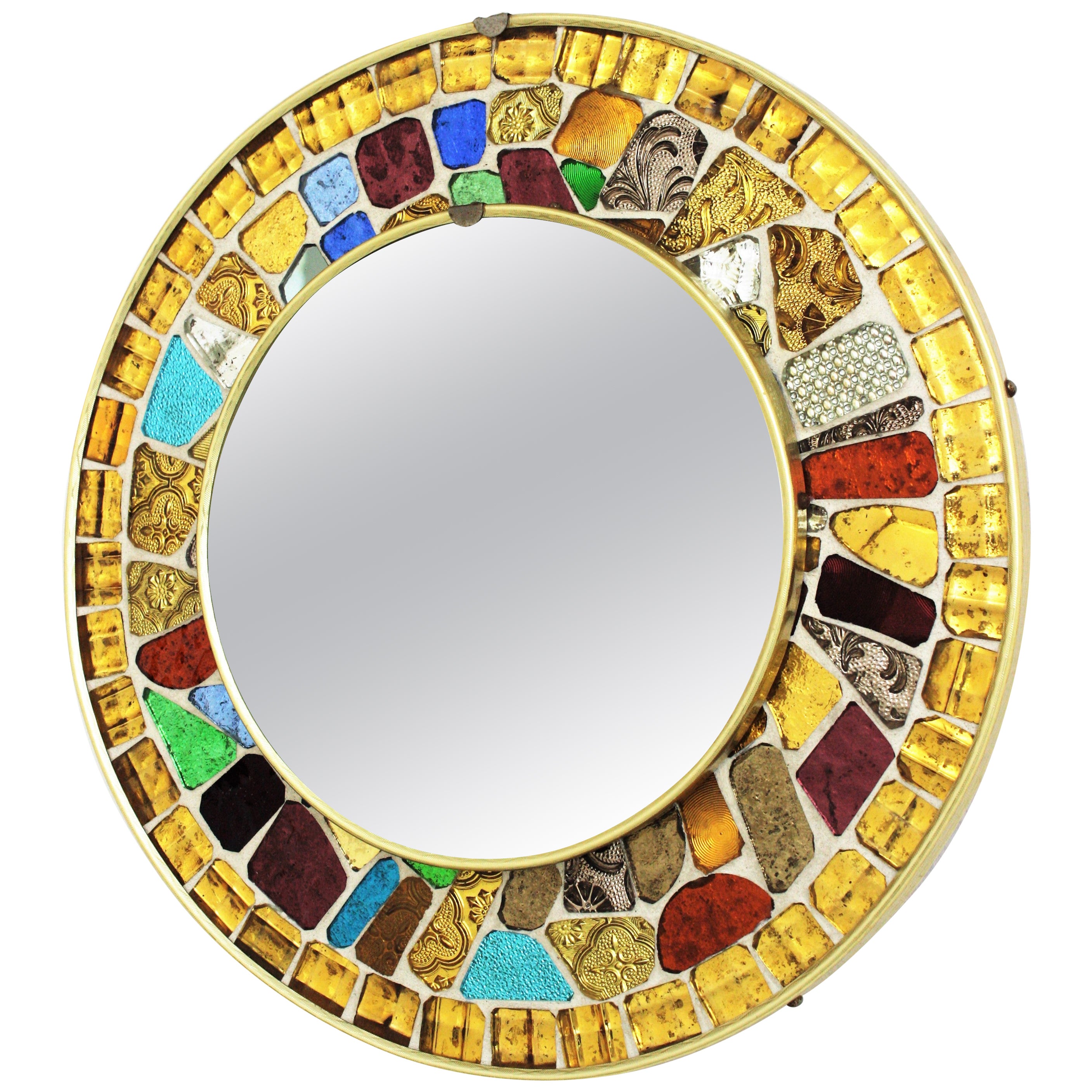 Espejo de pared redondo de mosaico de vidrio dorado y multicolor de los años 60
Espejo circular de mosaico de vidrio de colores de la Modernidad de Mitad de Siglo, España, años 60.
Este llamativo espejo redondo tiene un marco con piezas de cristal