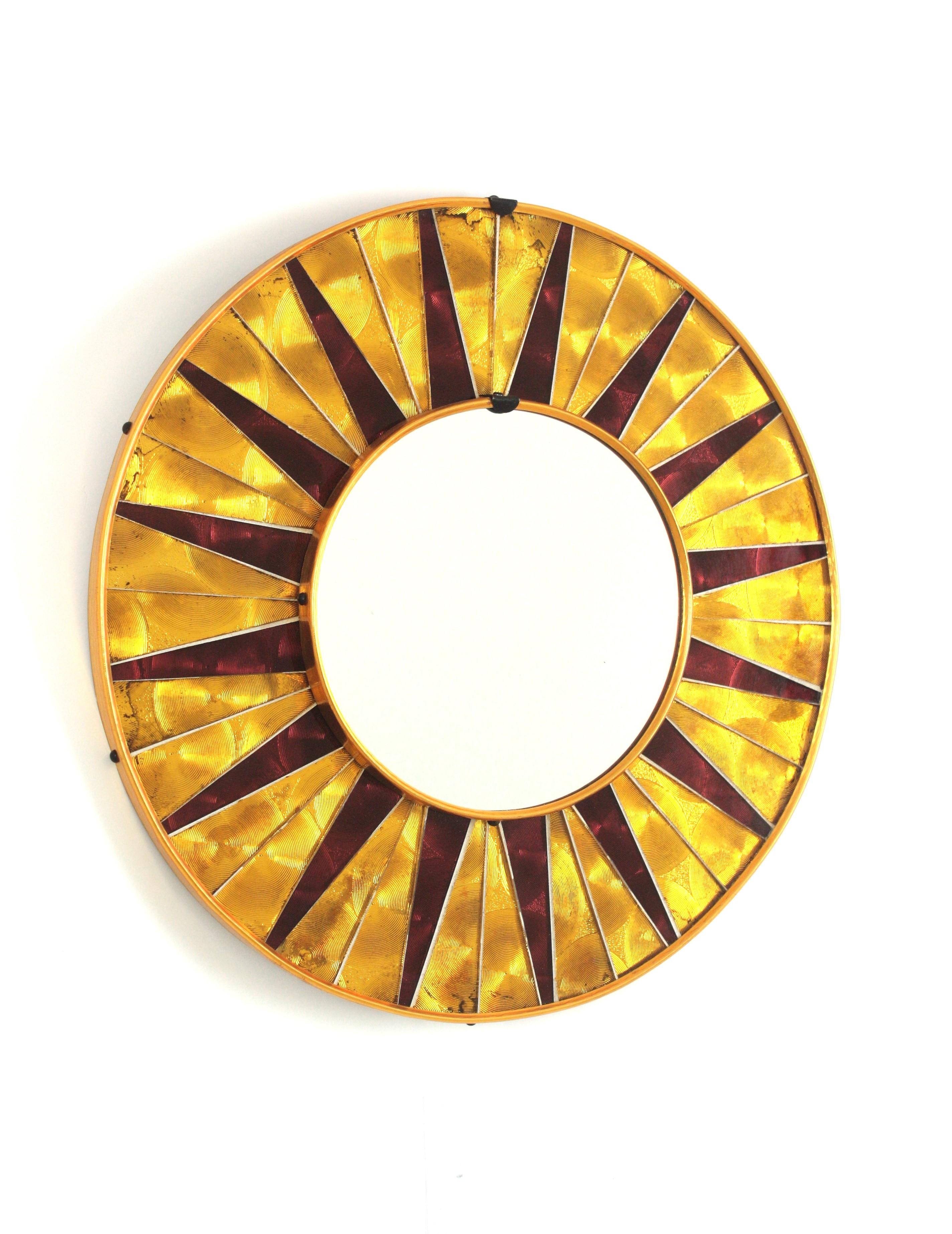 Spanish Midcentury Sunburst Round Mirror with Iridiscent Glass Mosaic Frame
An stylish Mid-Century Modern round mirror with garnet and golden glass mosaic frame, Spain, circa 1960s.
The frame is comprised by a background made of golden iridiscent