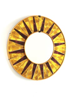 Specchio da parete rotondo Sunburst con cornice a mosaico in granato dorato, Spagna 1950