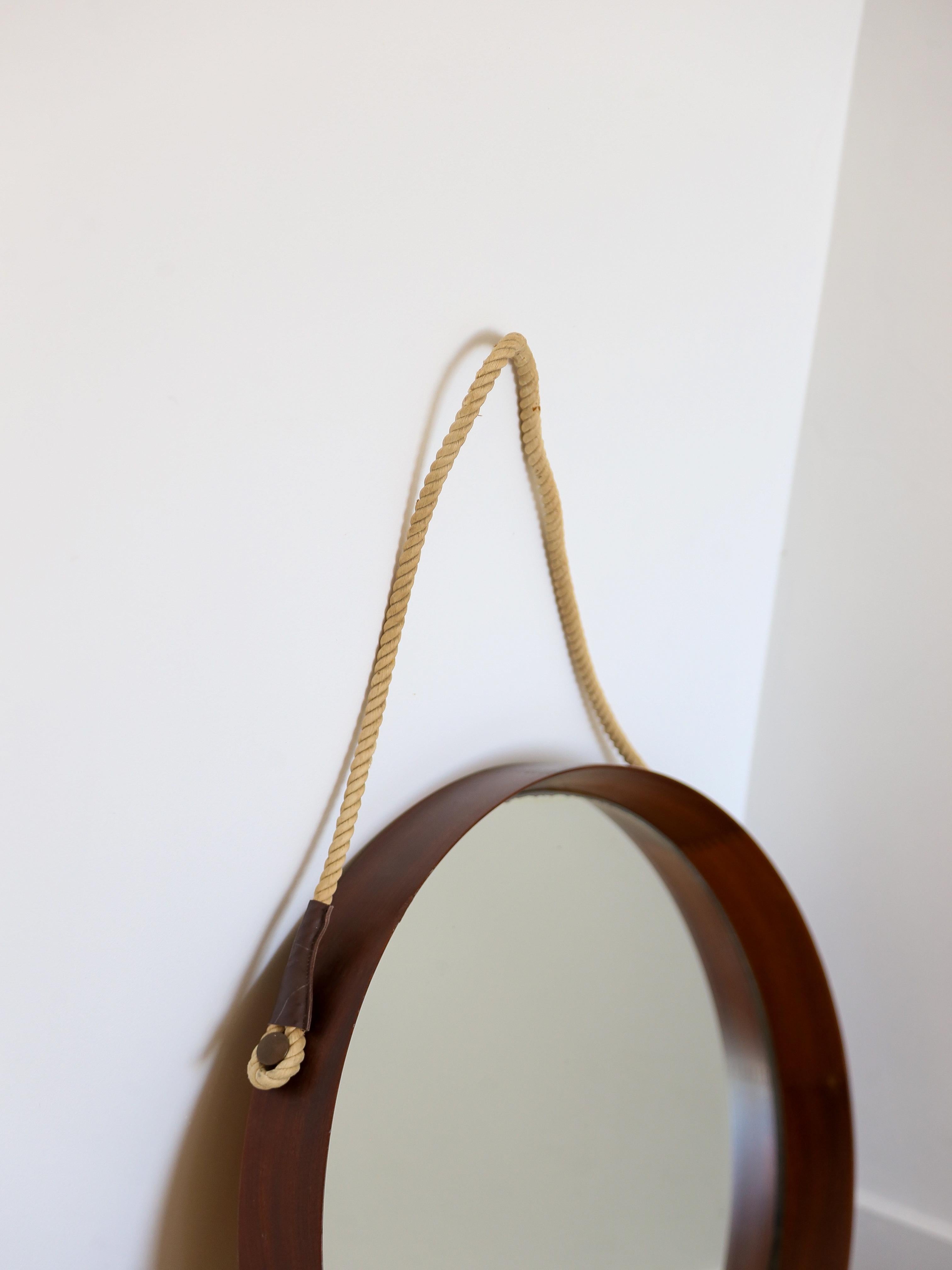 Italienischer Mid Century Modern runder Wandspiegel.

Der Rahmen des Spiegels ist aus Teakholz gefertigt, das für seine natürliche Schönheit und Haltbarkeit bekannt ist. Teakholz zeichnet sich durch eine ausgeprägte Maserung und eine warme, satte