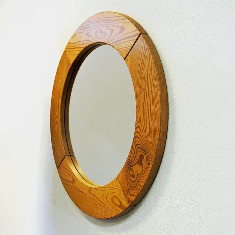 Round and lovely vintage wall mirror with a solid pine frame from Glasmäster Markaryd 1950s - Sweden. 
Massive frame around with lovely pine patterns in the wood. Rough, solid and very decorative mirror suitable for every room and space including in