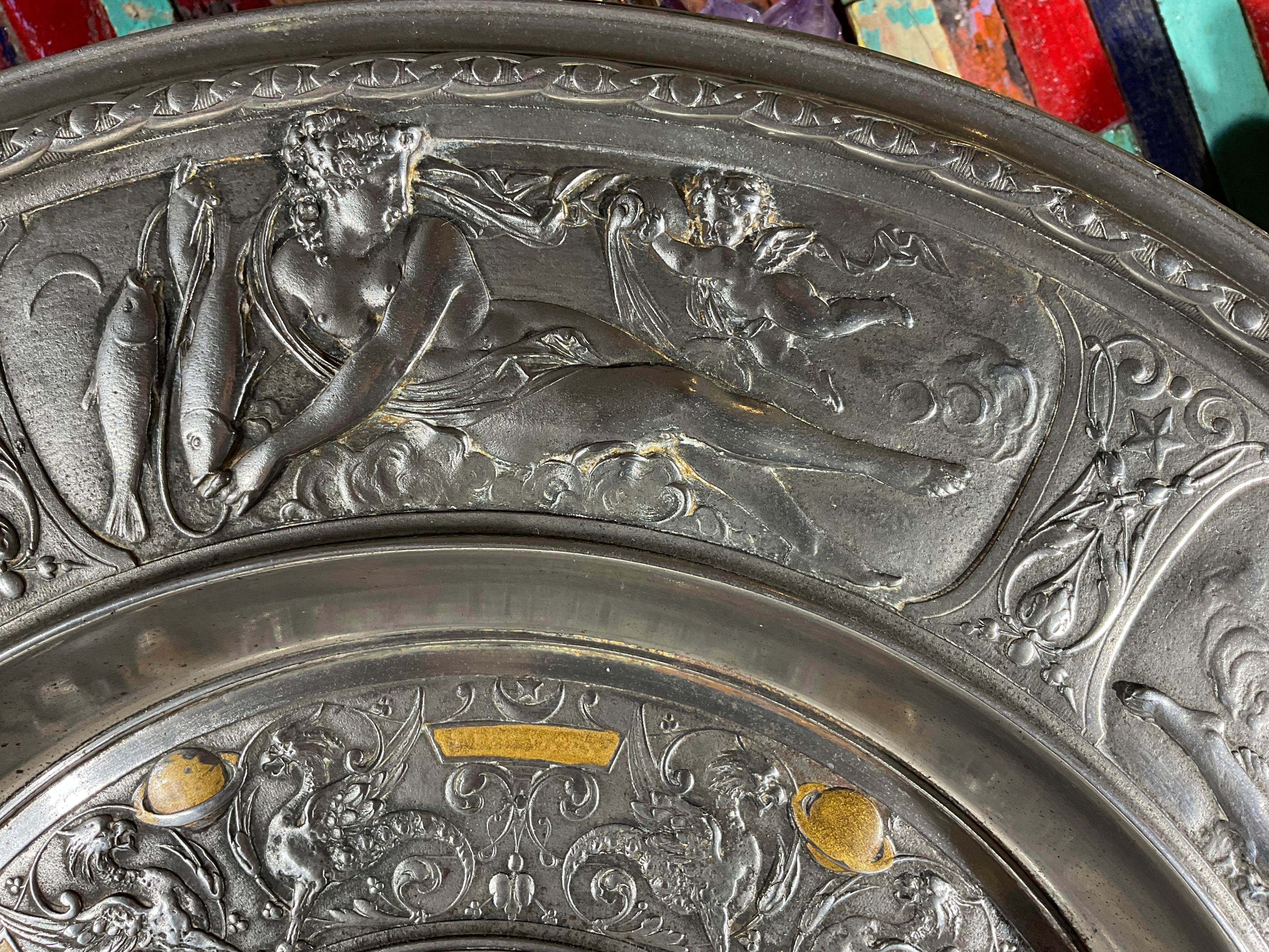 Table murale ou table centrale ronde en relief  la manire de Franois Briot en vente 6