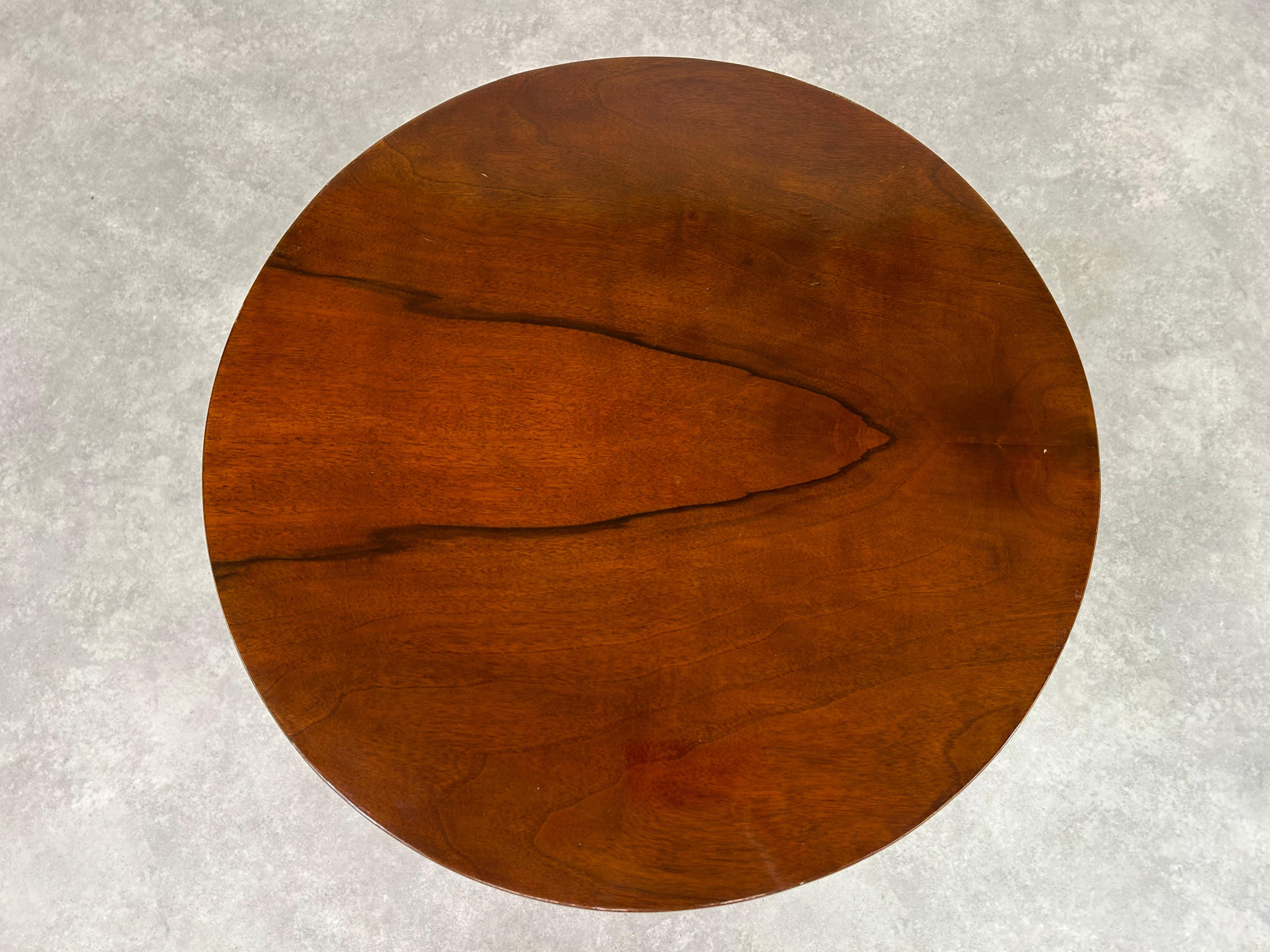Table basse ronde art déco en noyer en vente 3