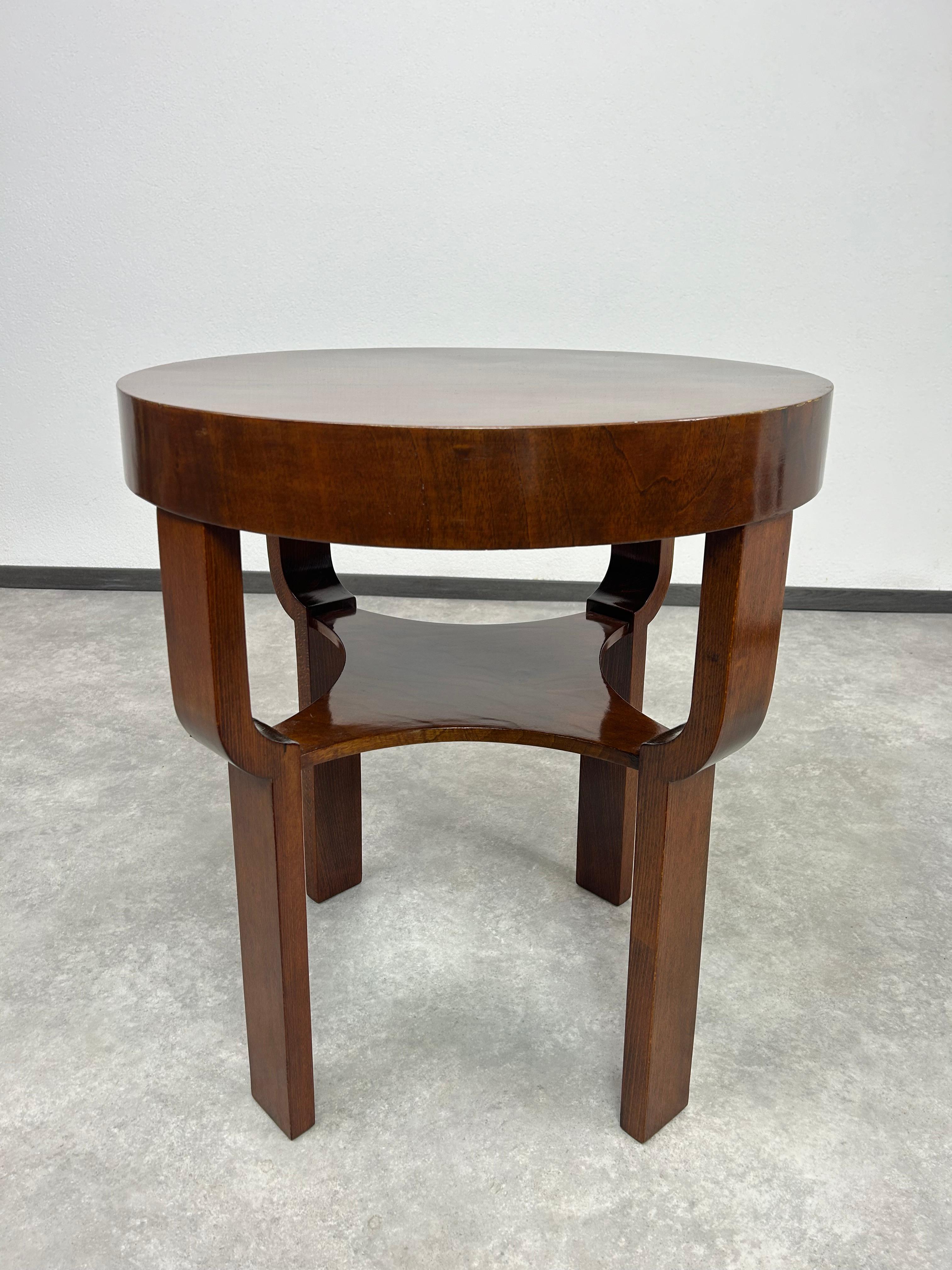Table basse ronde art déco en noyer. Teinté et repoli par des professionnels.