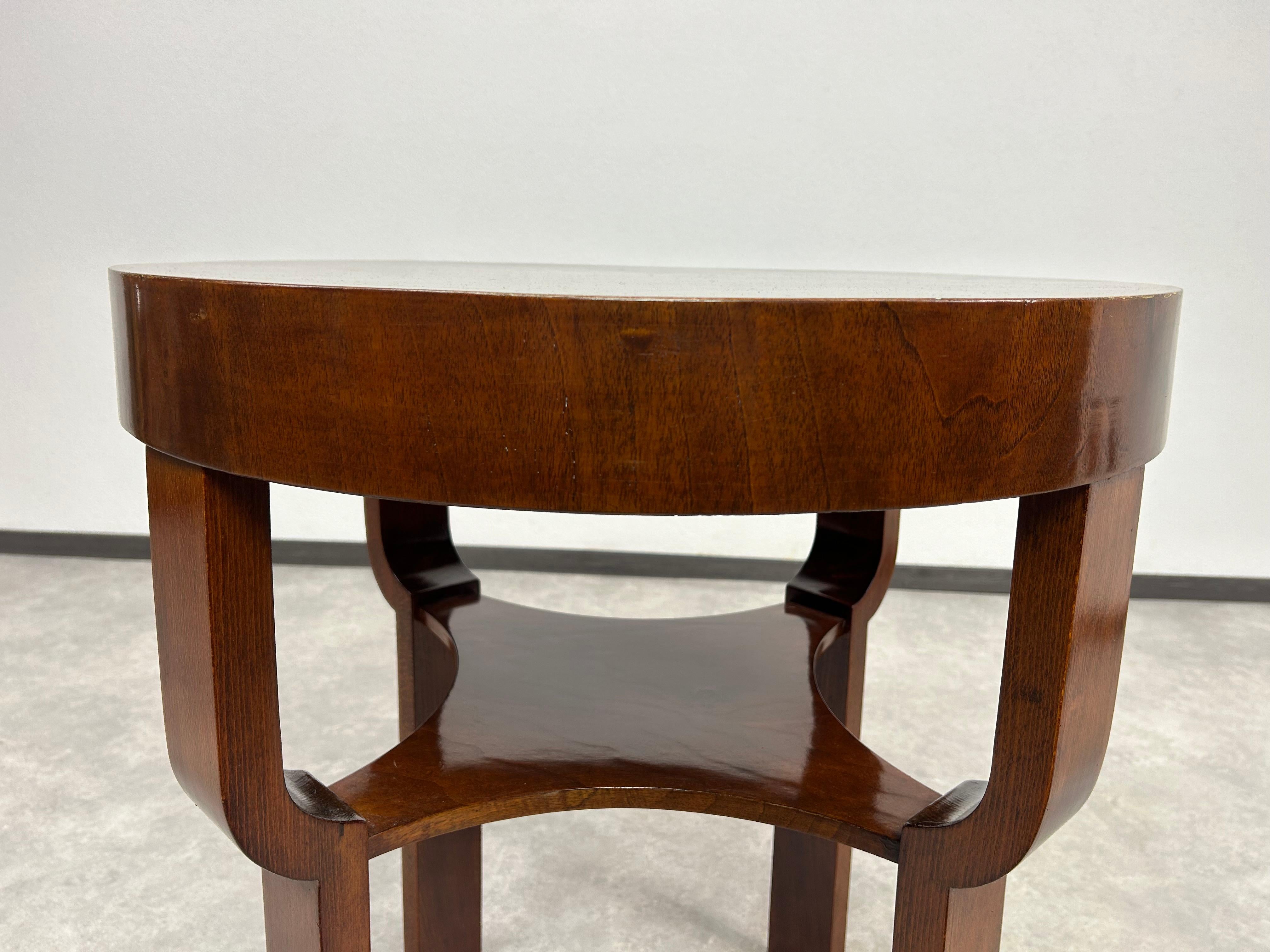 Slovaque  Table basse ronde art déco en noyer en vente
