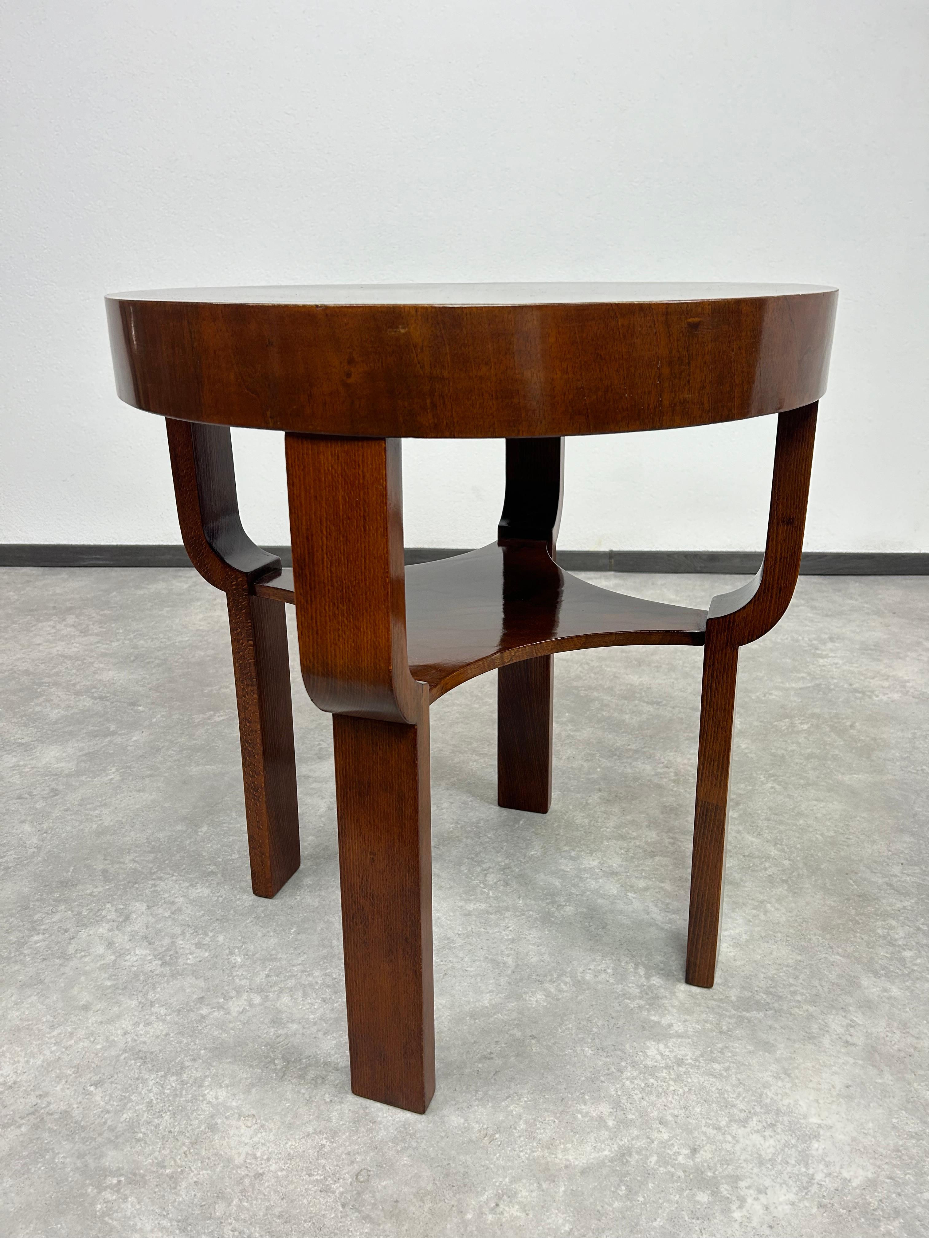 Table basse ronde art déco en noyer Excellent état - En vente à Banská Štiavnica, SK
