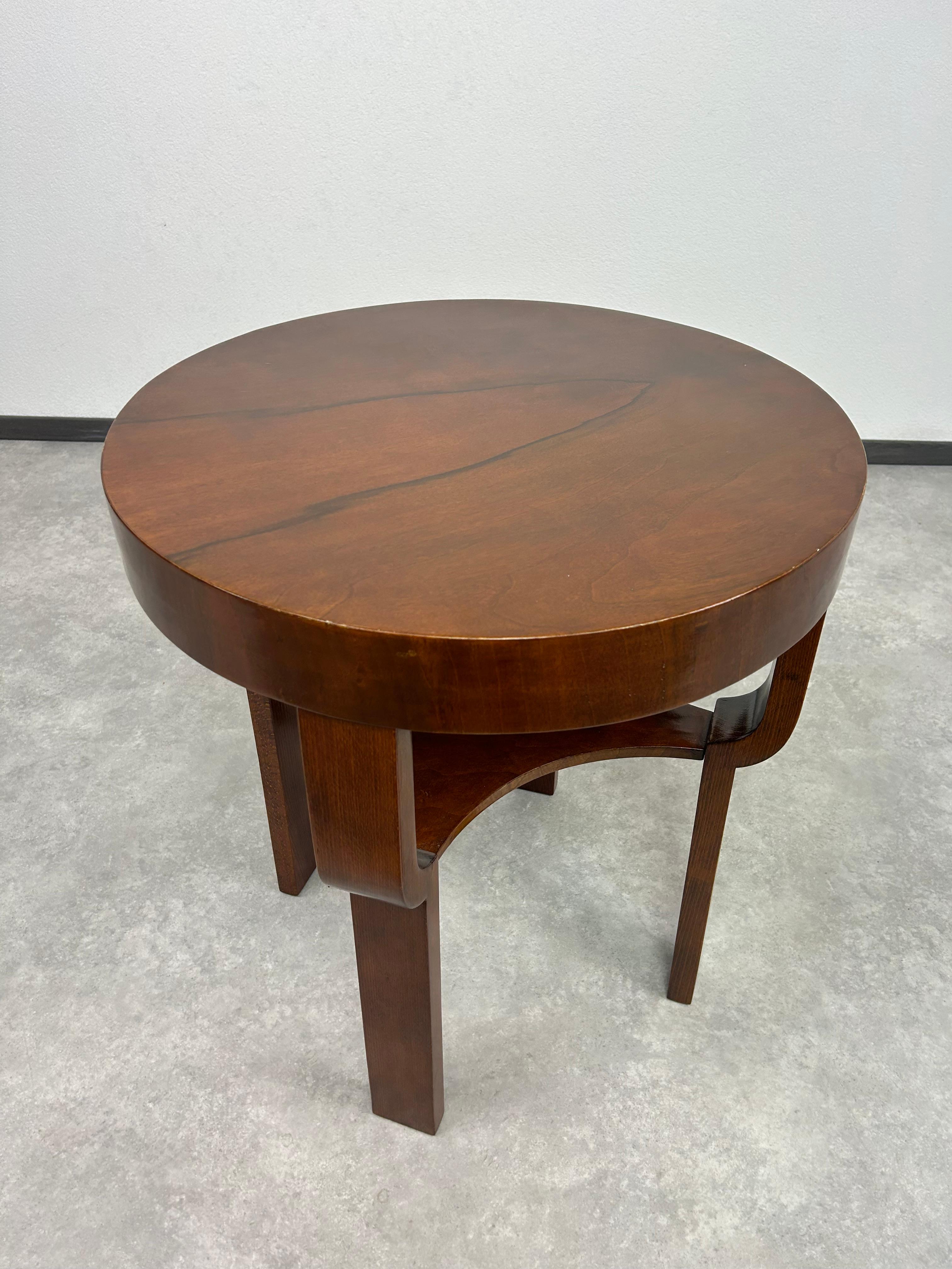 Milieu du XXe siècle Table basse ronde art déco en noyer en vente