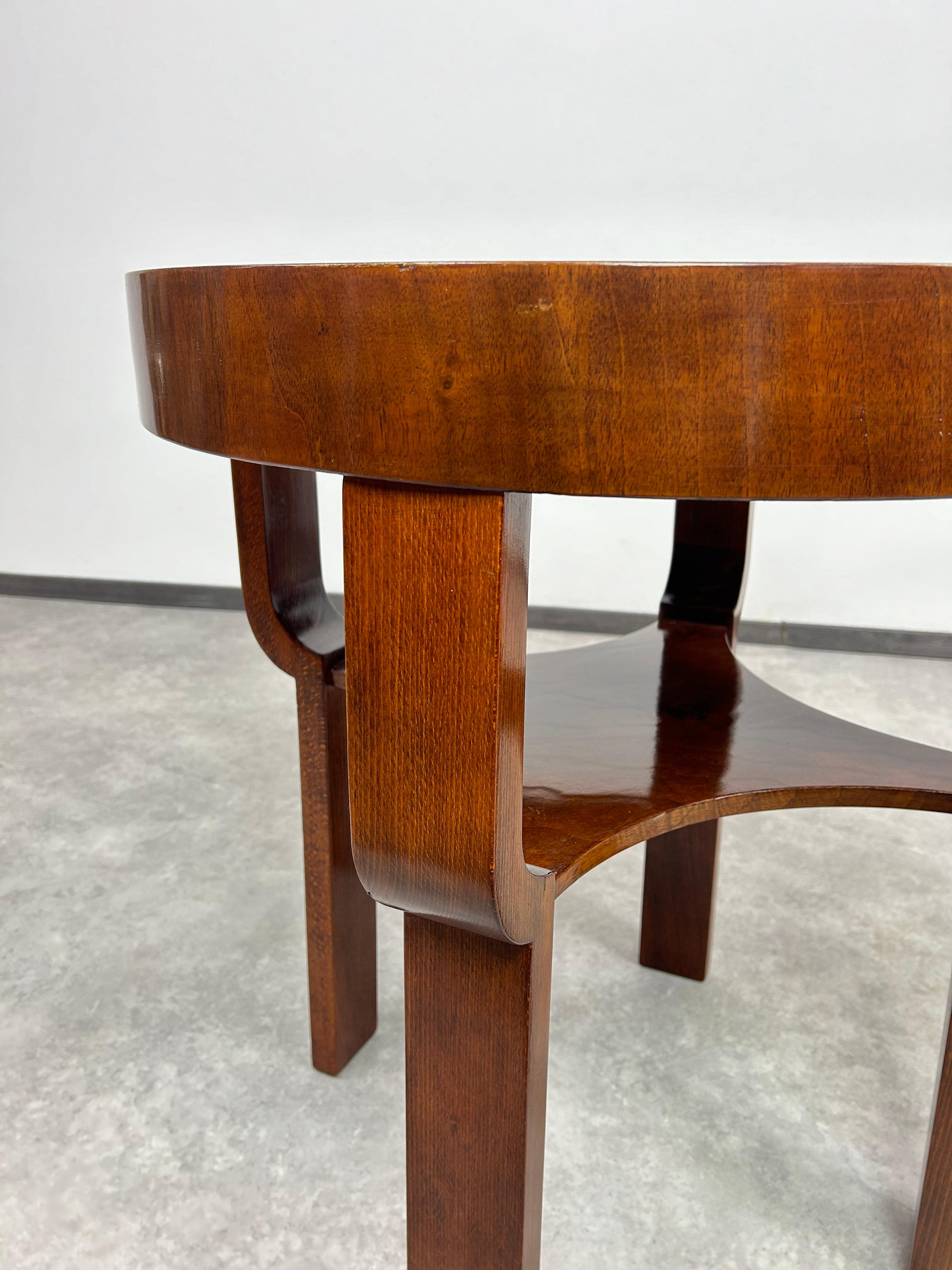 Noyer Table basse ronde art déco en noyer en vente