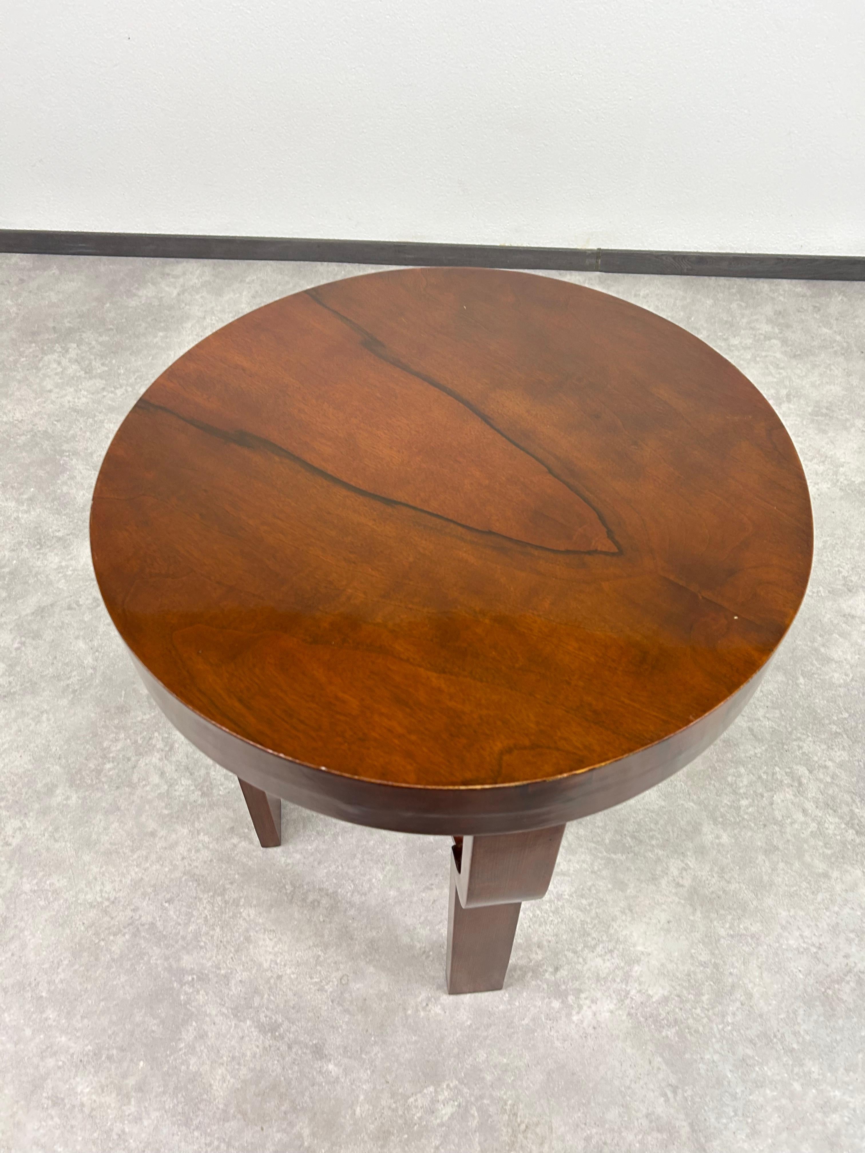 Table basse ronde art déco en noyer en vente 2