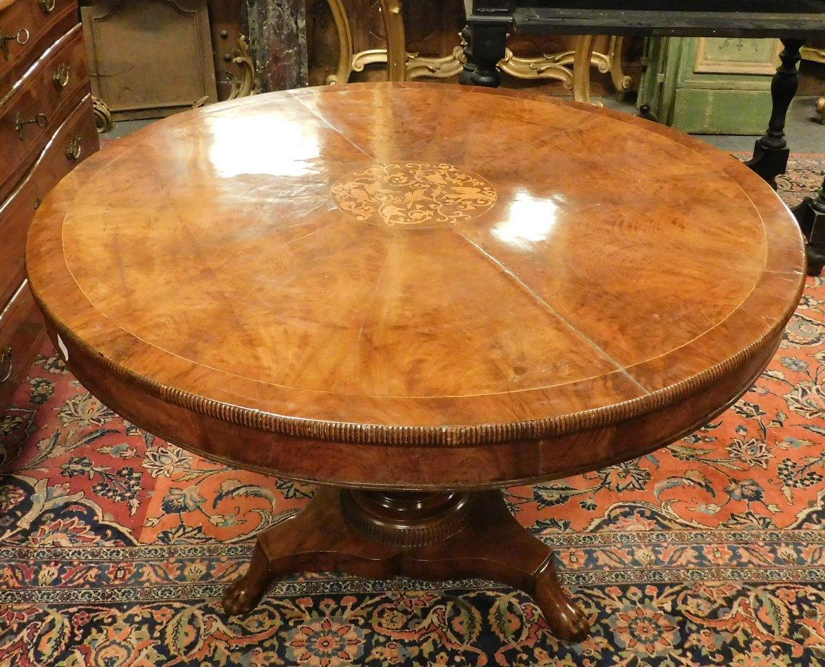 Antique round center table, built with inlaid veneered walnut wood and with a beautiful central leg with sculpted lion's paws, ideal to use as a centerpiece or as a chic dining table, original from the 19th century, from Rome (Italy), measures cm