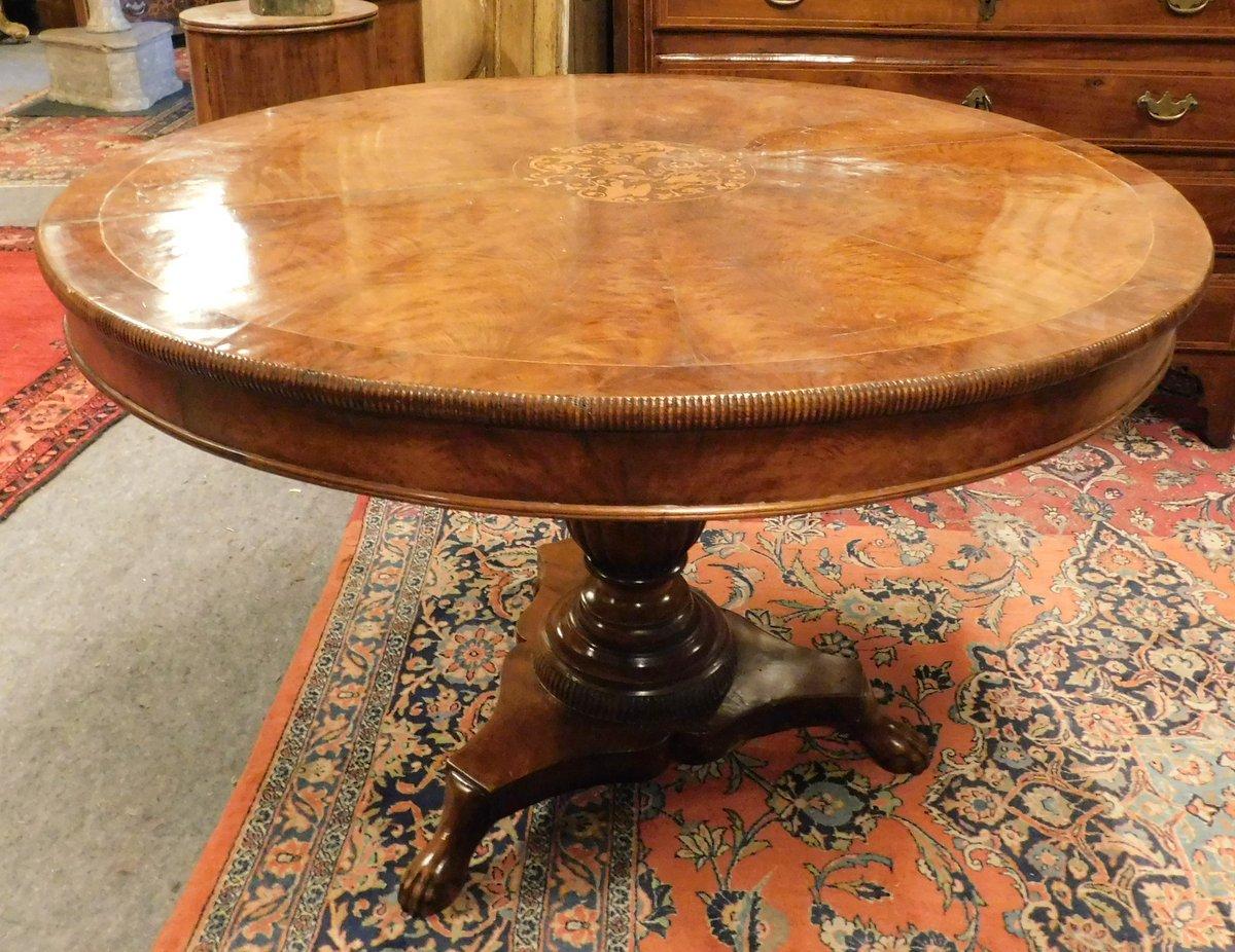 Round walnut center table with inlay, carved leg, Italy In Good Condition For Sale In Cuneo, Italy (CN)
