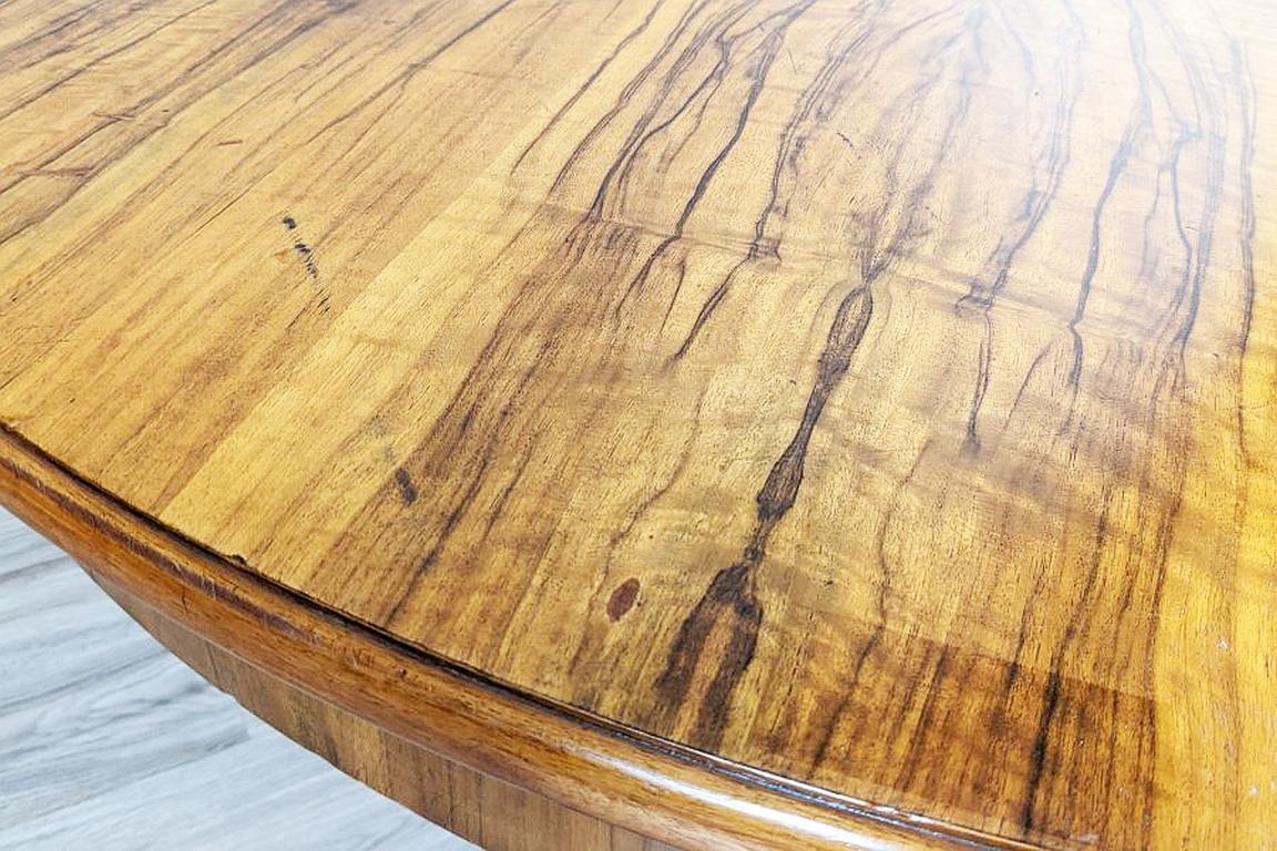 Round Walnut Coffee Table from the Mid-20th Century In Good Condition For Sale In Opole, PL