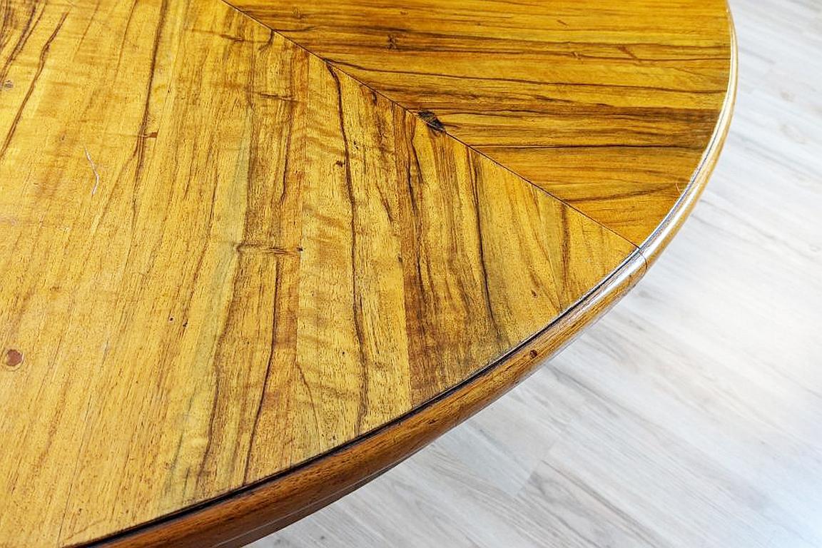 Round Walnut Coffee Table from the Mid-20th Century For Sale 3