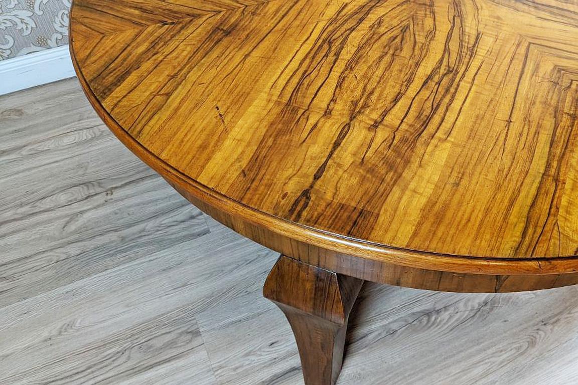 Round Walnut Coffee Table from the Mid-20th Century For Sale 4