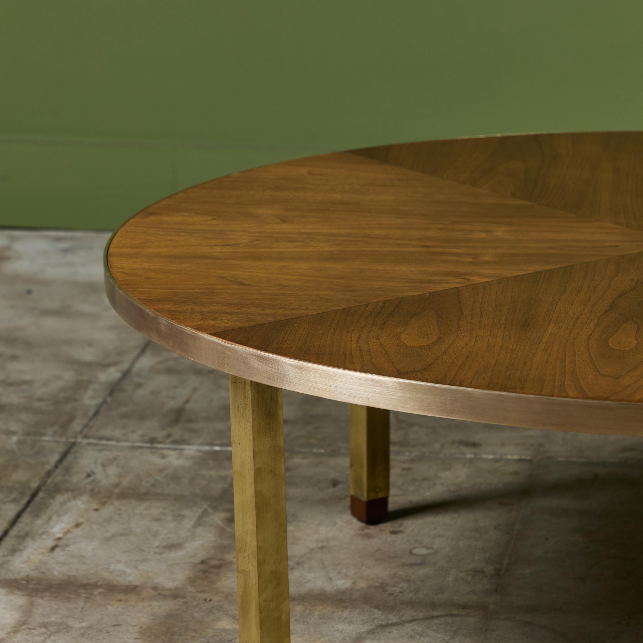 Table basse ronde en noyer avec détails en laiton en vente 3