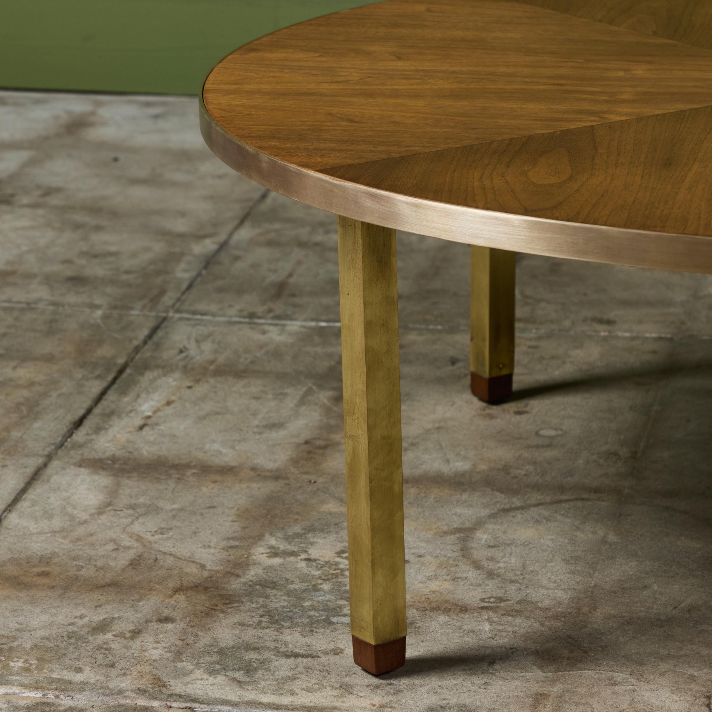 Table basse ronde en noyer avec détails en laiton en vente 4