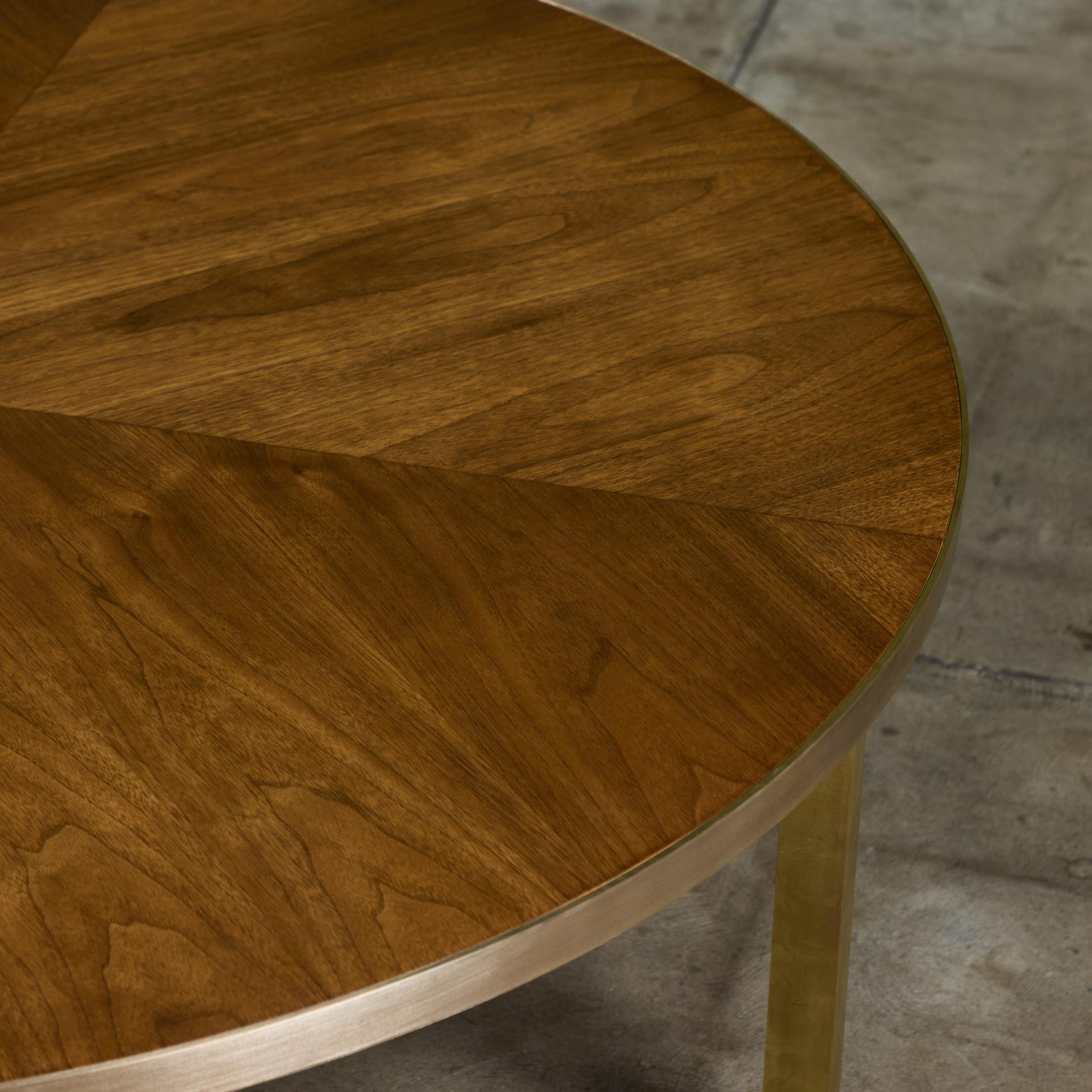 Table basse ronde en noyer avec détails en laiton en vente 5