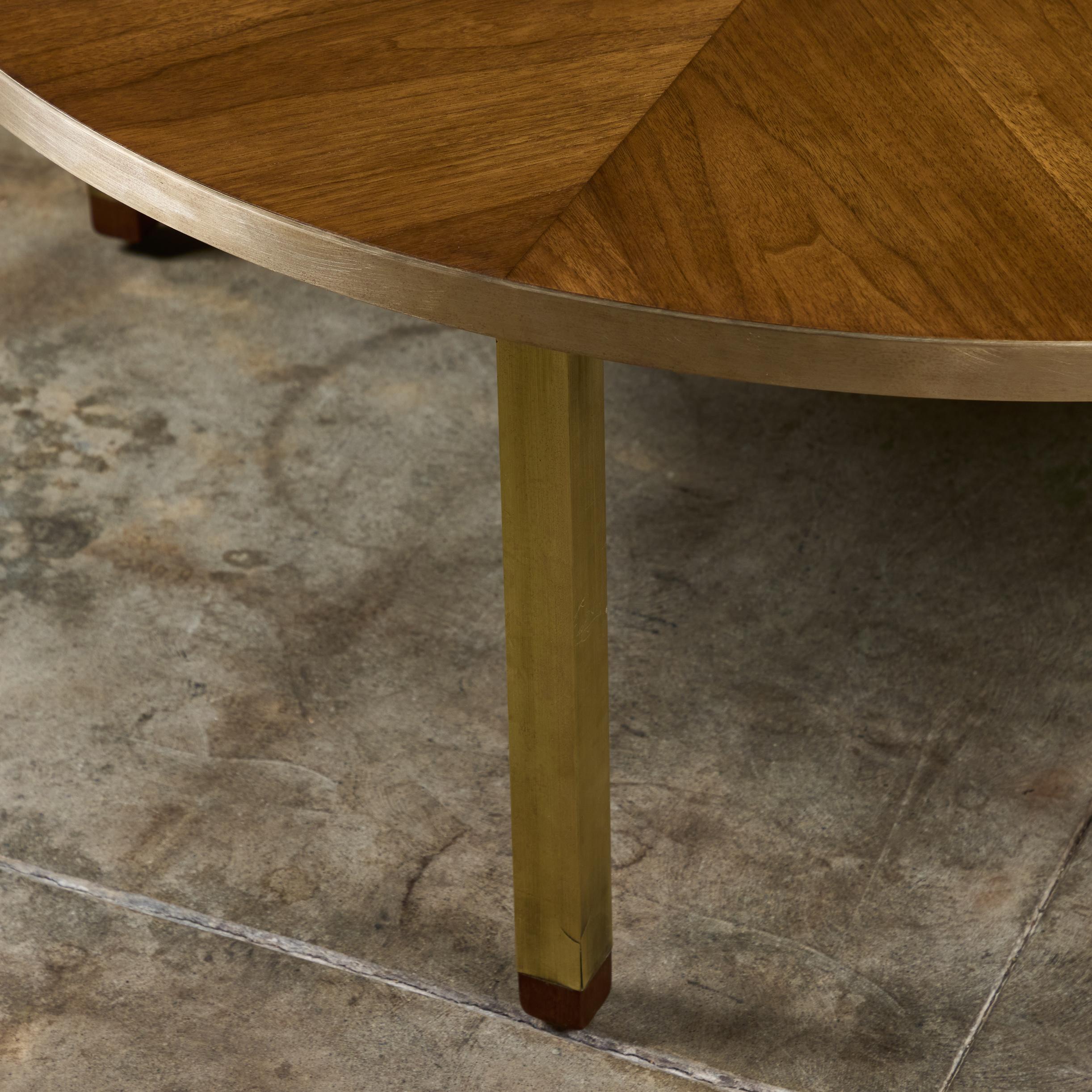 Table basse ronde en noyer avec détails en laiton en vente 6