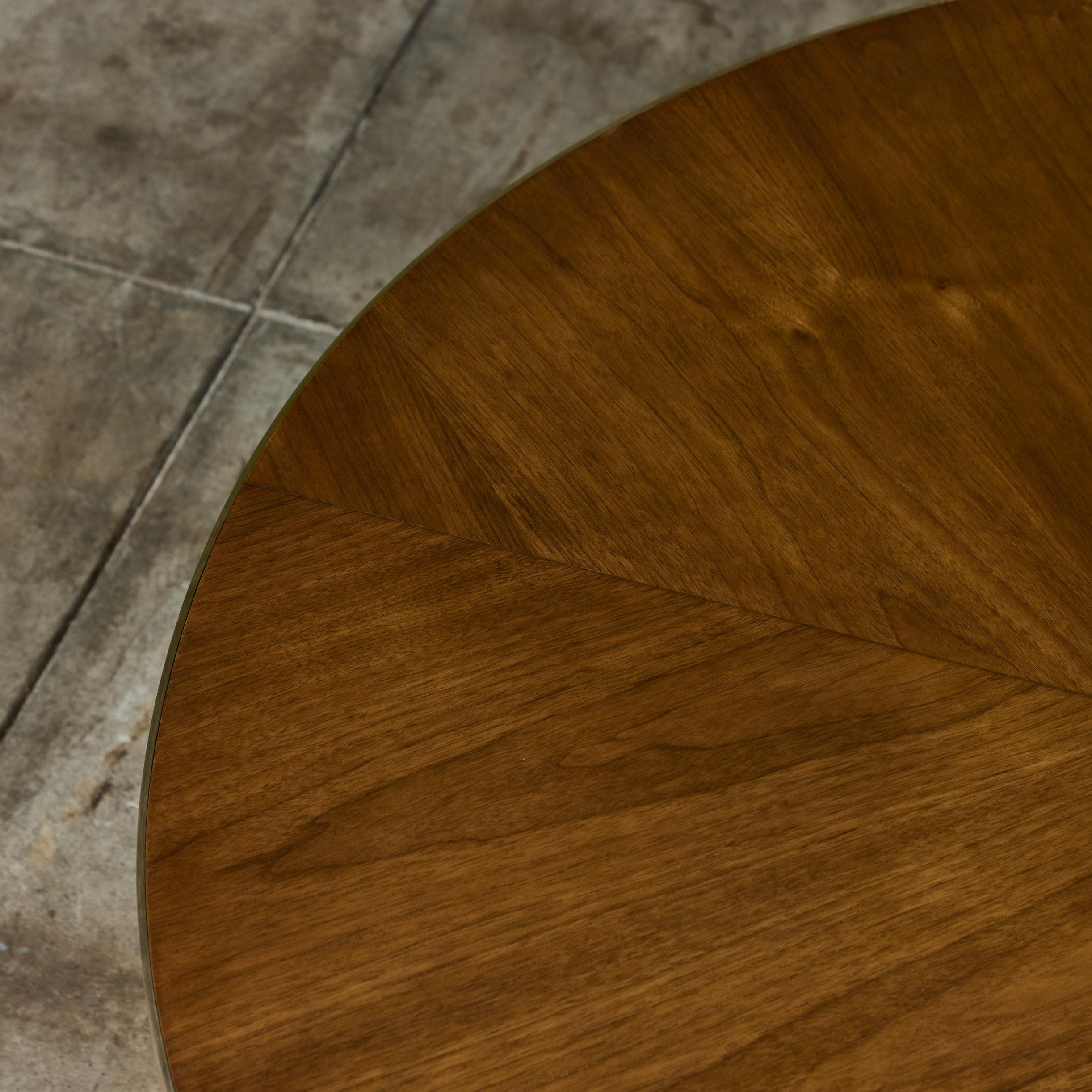 Table basse ronde en noyer avec détails en laiton en vente 7