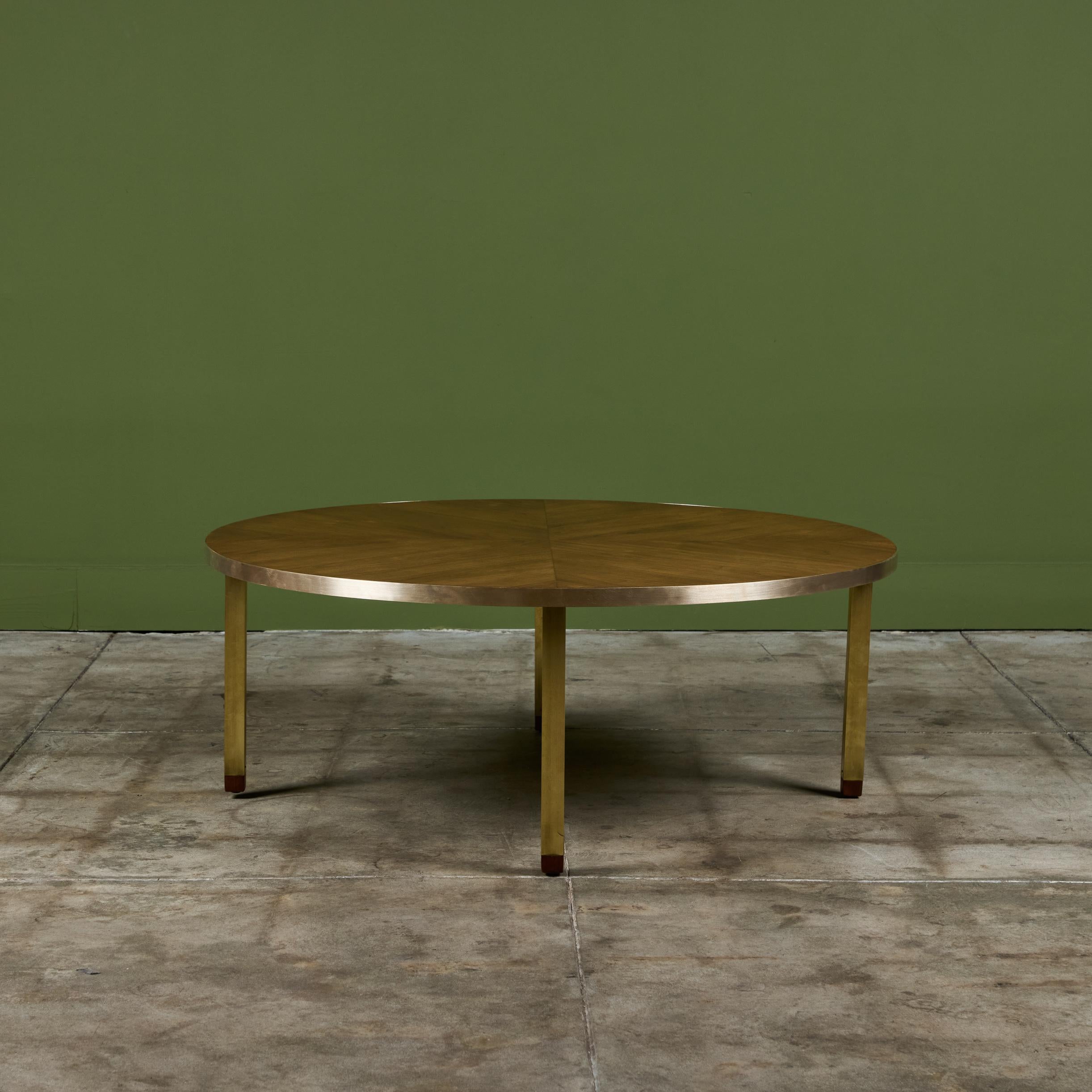 Mid-Century Modern Table basse ronde en noyer avec détails en laiton en vente