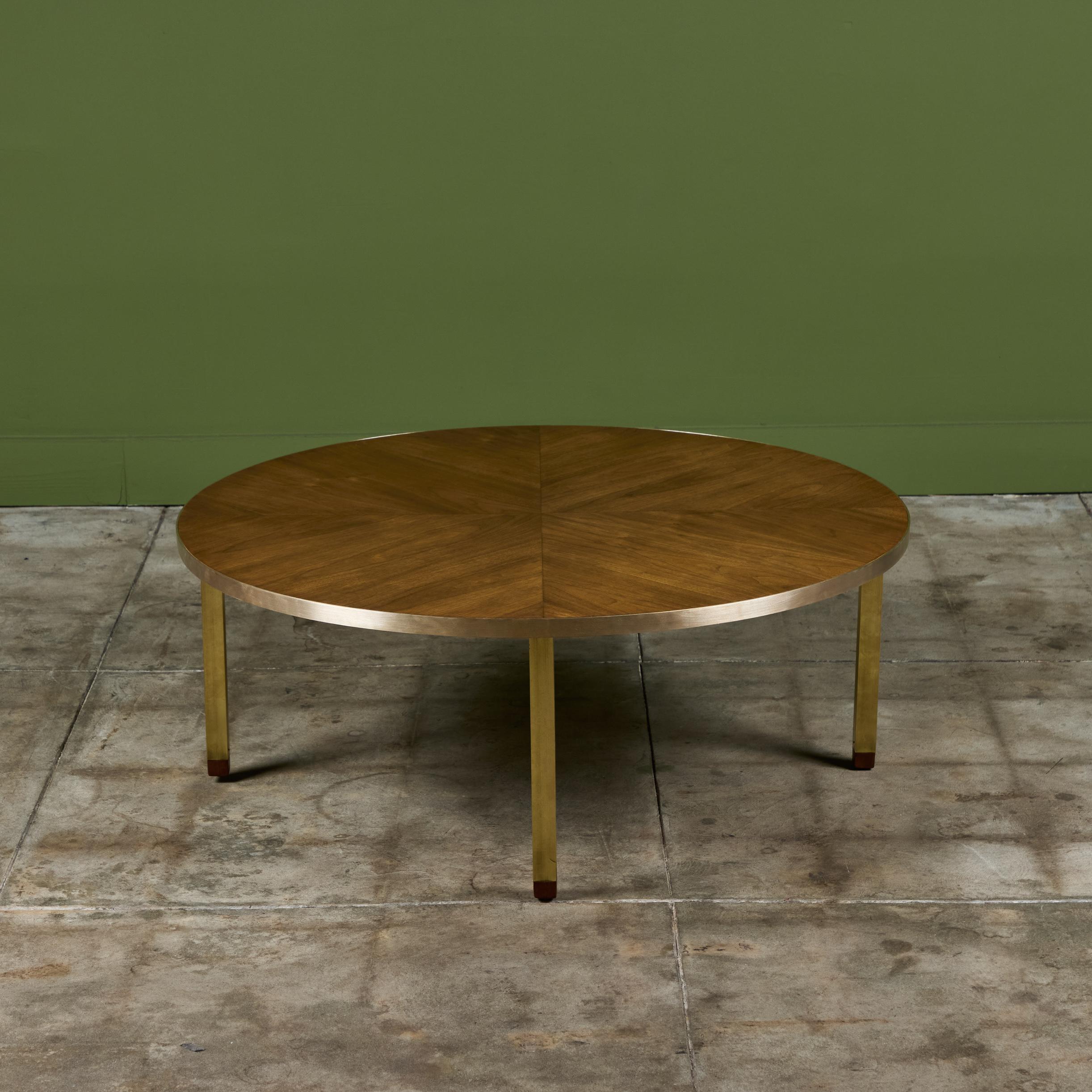 Américain Table basse ronde en noyer avec détails en laiton en vente