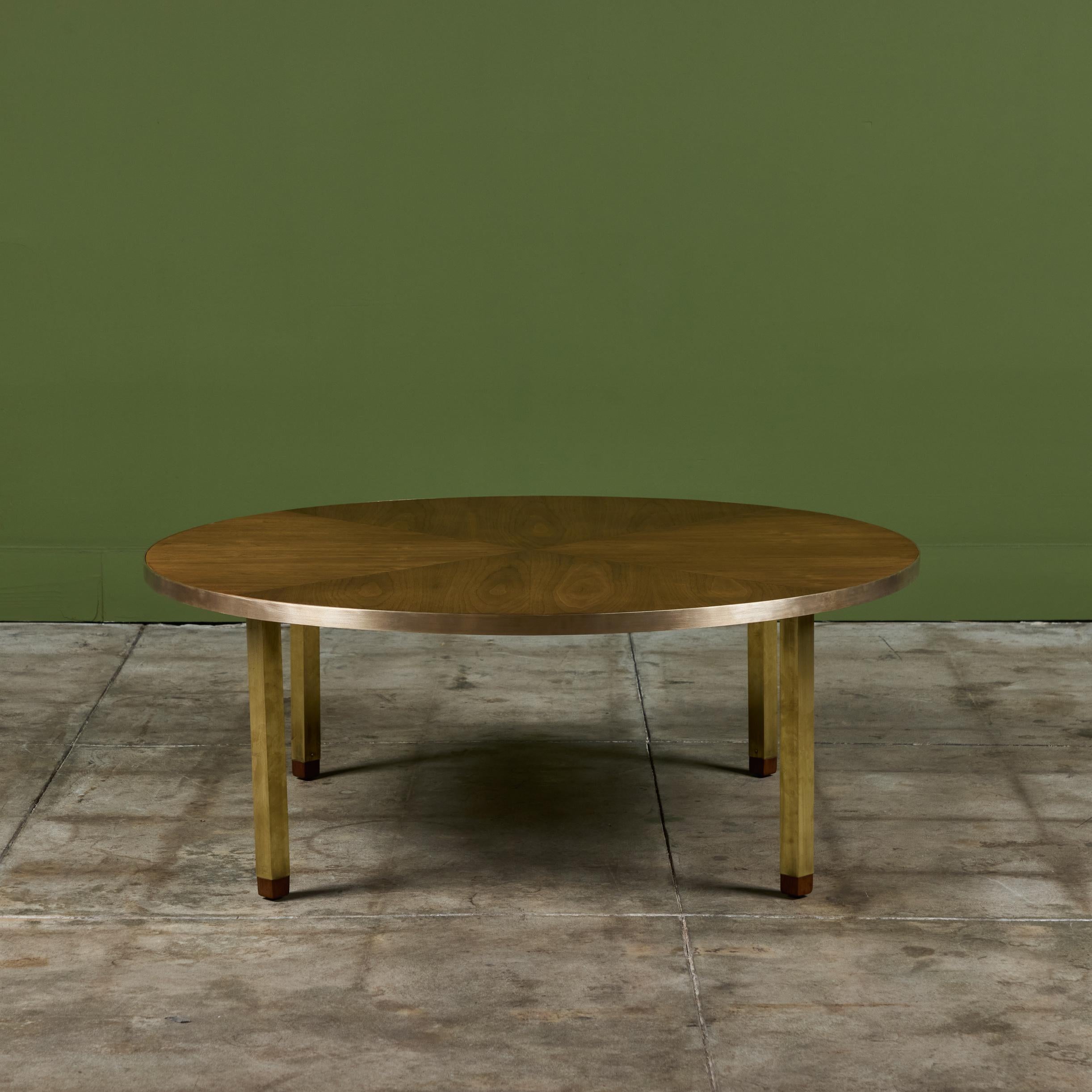 Table basse ronde en noyer avec détails en laiton Excellent état - En vente à Los Angeles, CA