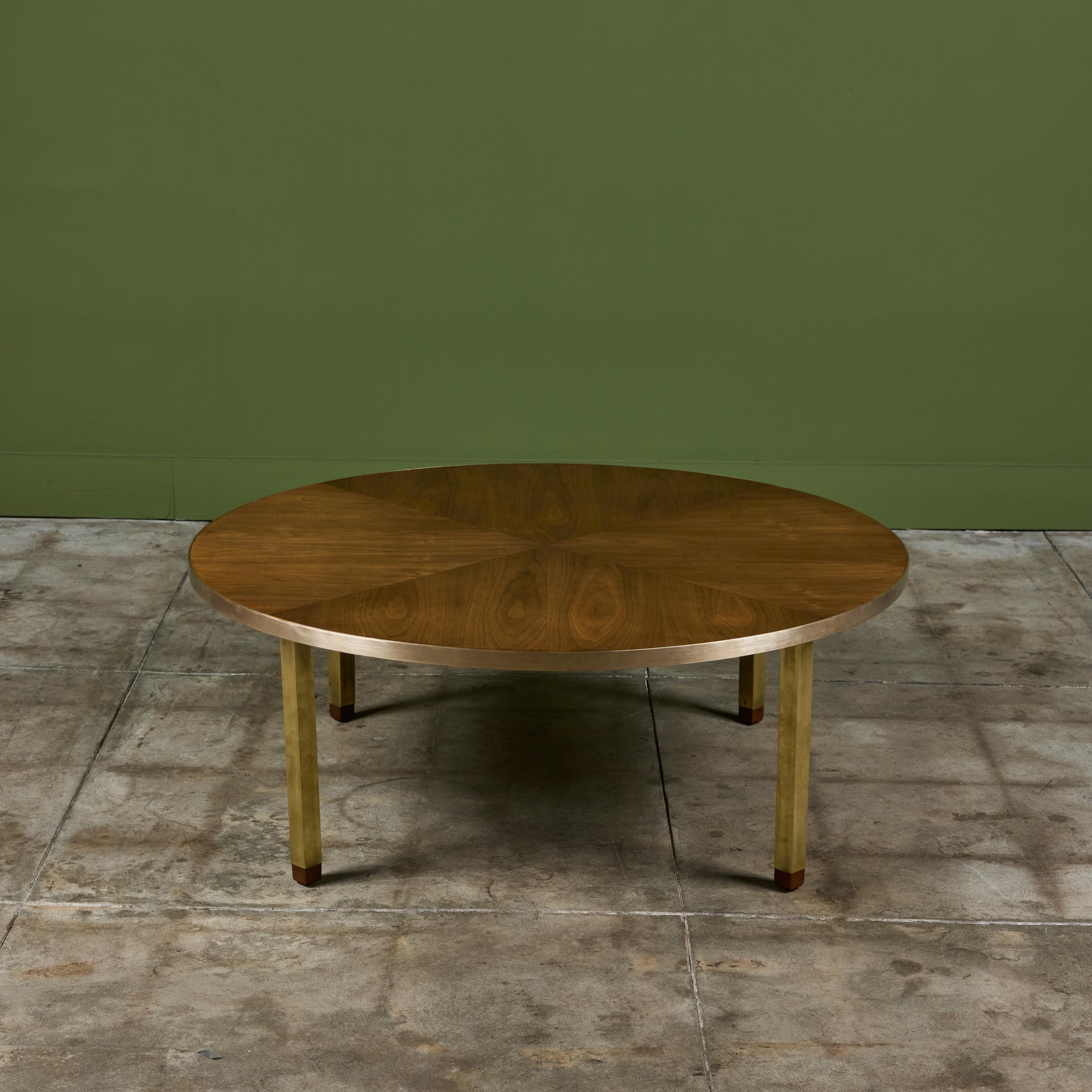20ième siècle Table basse ronde en noyer avec détails en laiton en vente