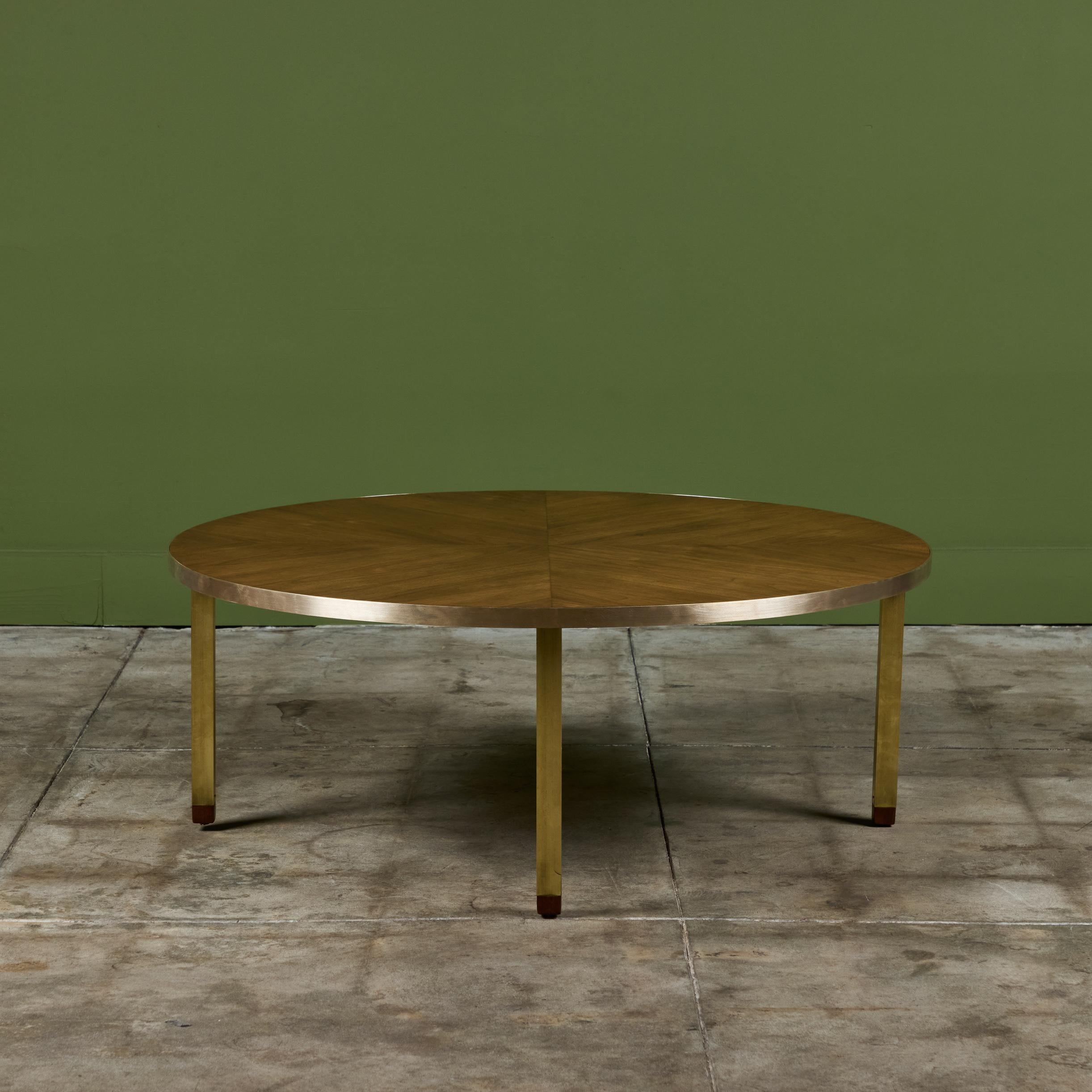 Laiton Table basse ronde en noyer avec détails en laiton en vente