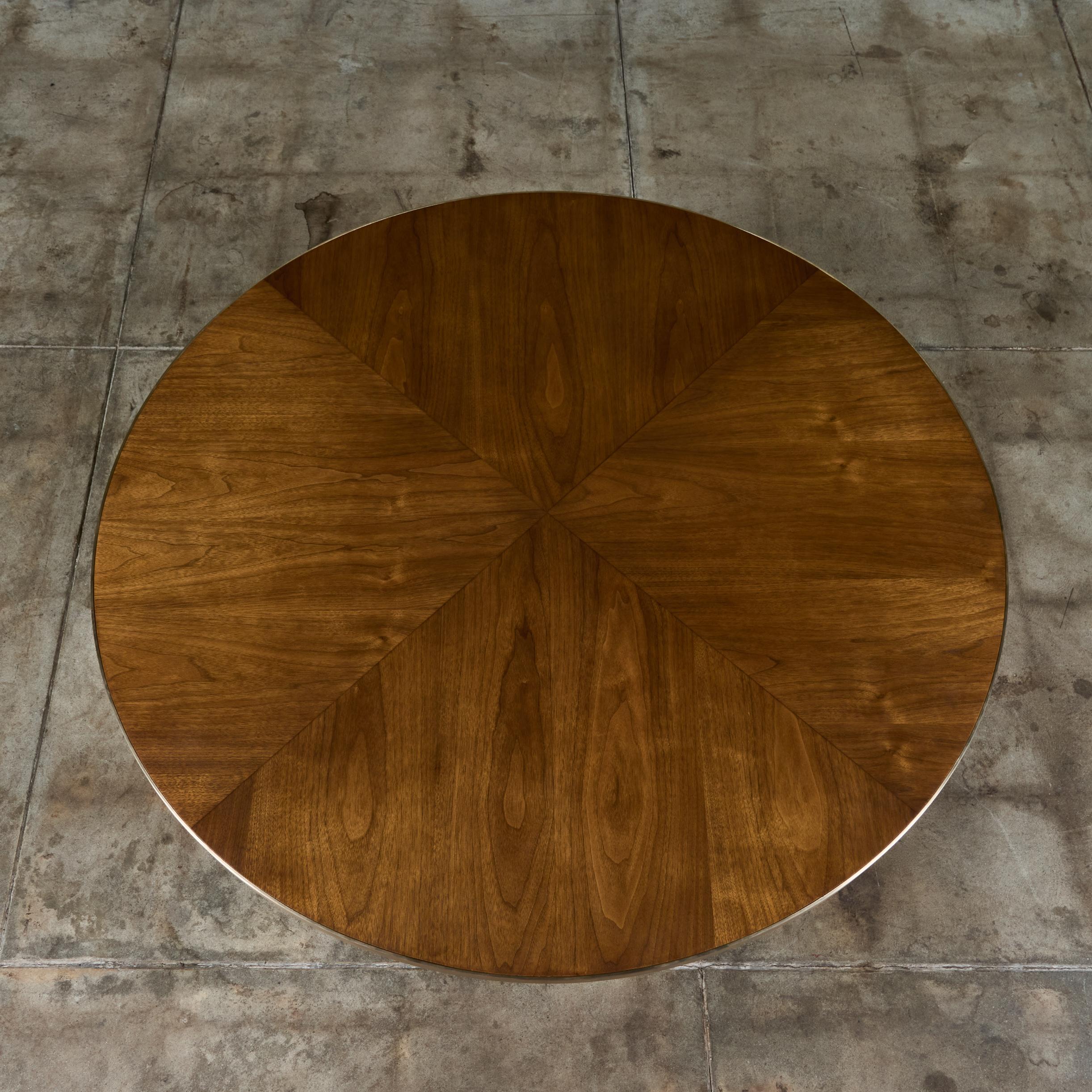 Table basse ronde en noyer avec détails en laiton en vente 1