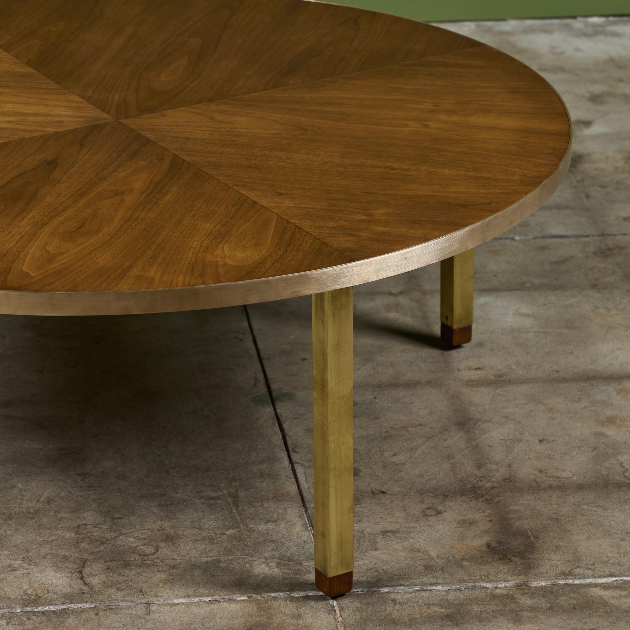 Table basse ronde en noyer avec détails en laiton en vente 2
