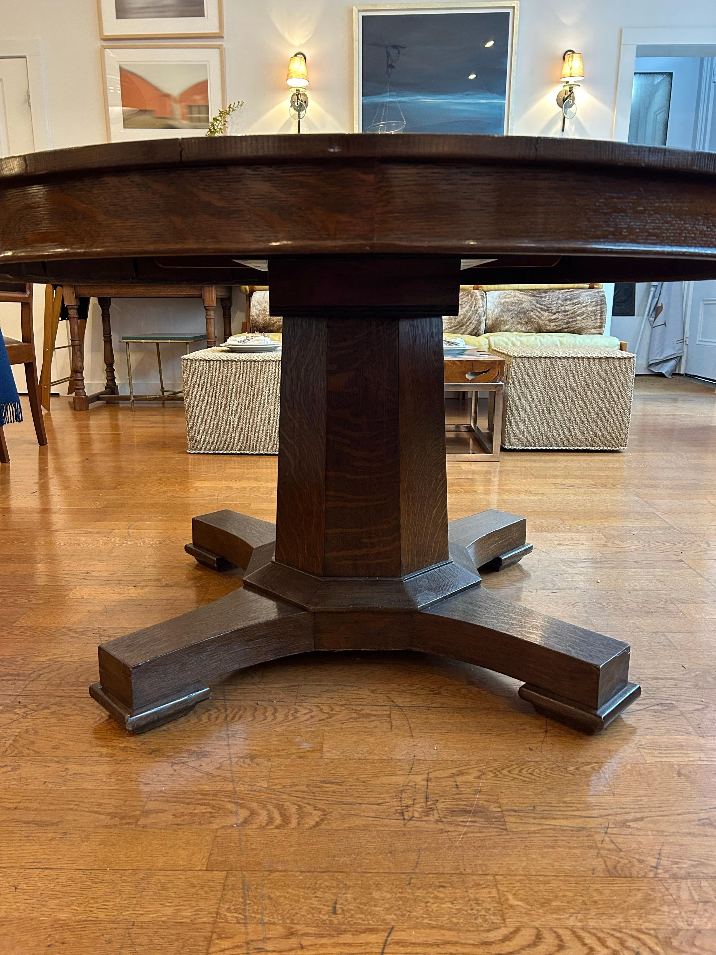 Fabriquée avec un placage de noyer figuré et un plateau en bois massif, cette table respire le luxe avec sa riche finition Classic Walnut. La forme ronde et le socle classique en font une option polyvalente pour les repas intimes ou les réunions de