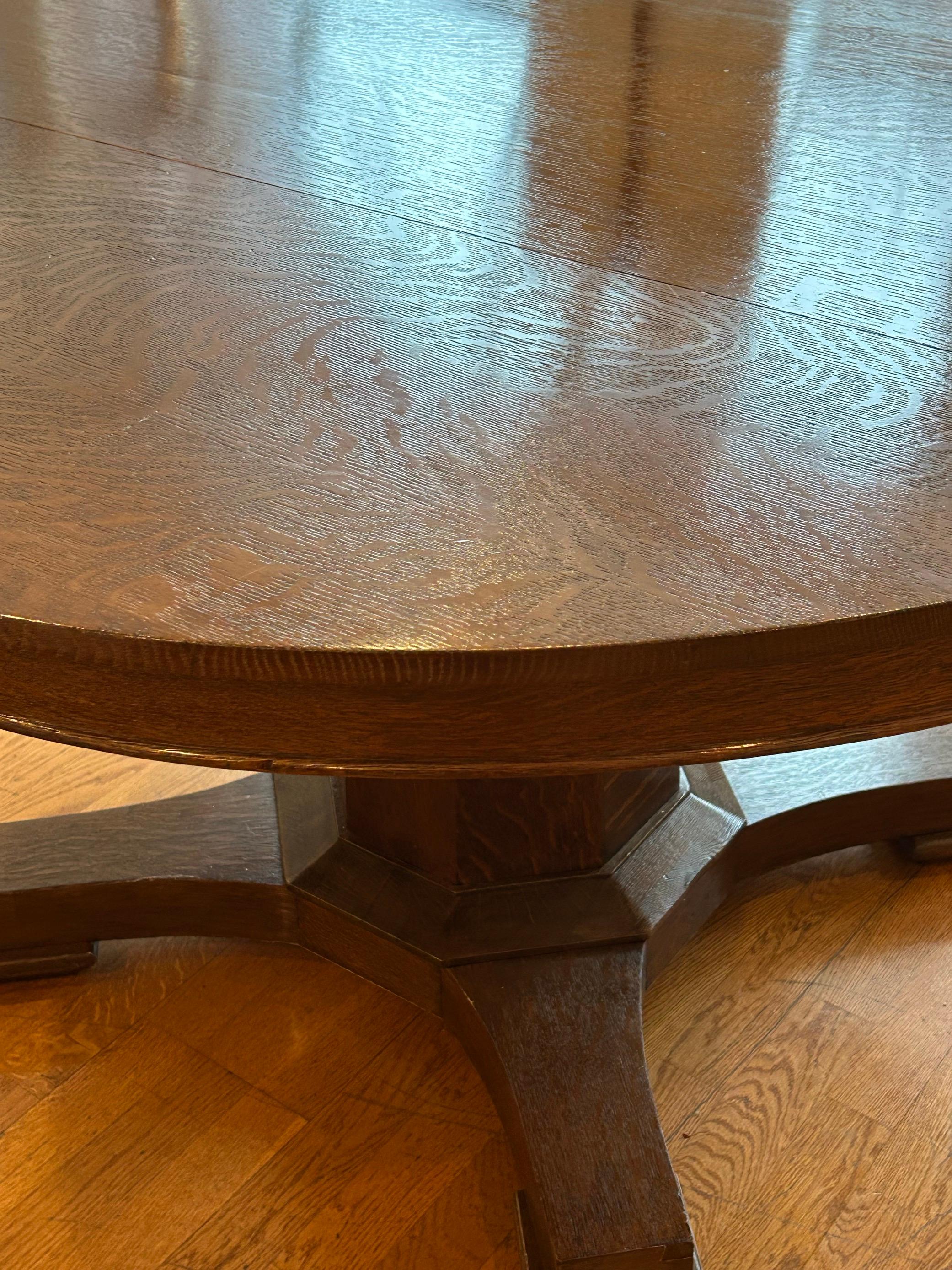 Fait main Table à manger ronde en noyer en vente