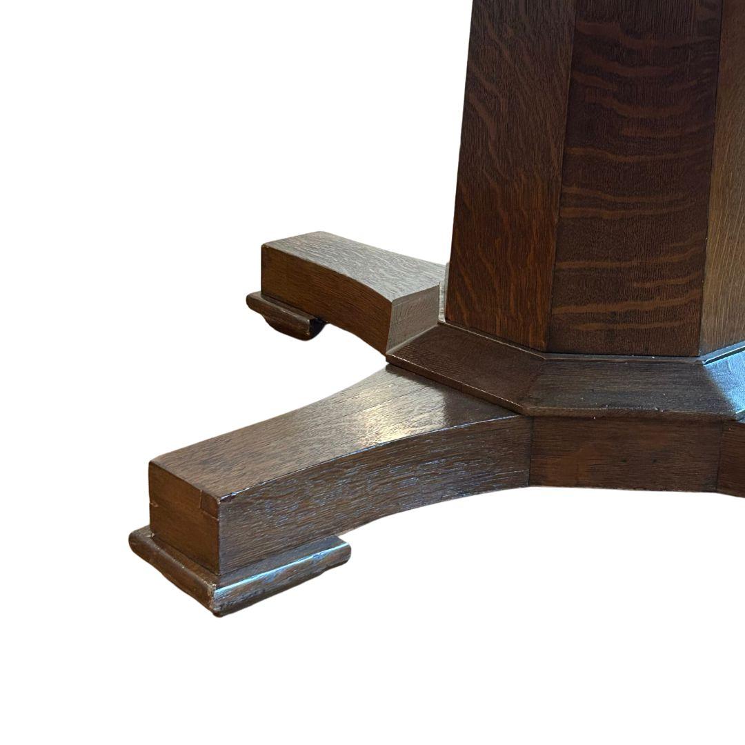 20ième siècle Table à manger ronde en noyer en vente