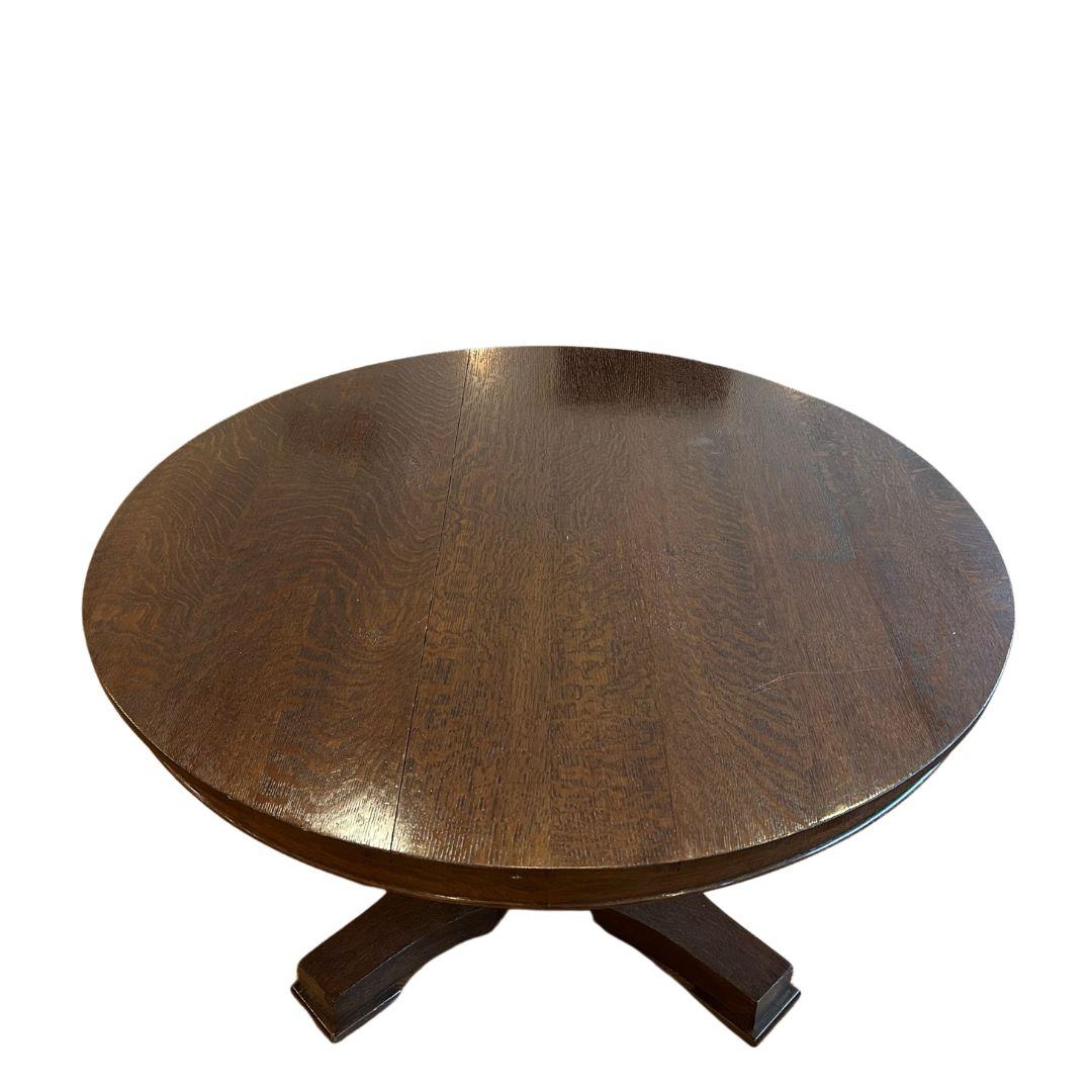 Noyer Table à manger ronde en noyer en vente