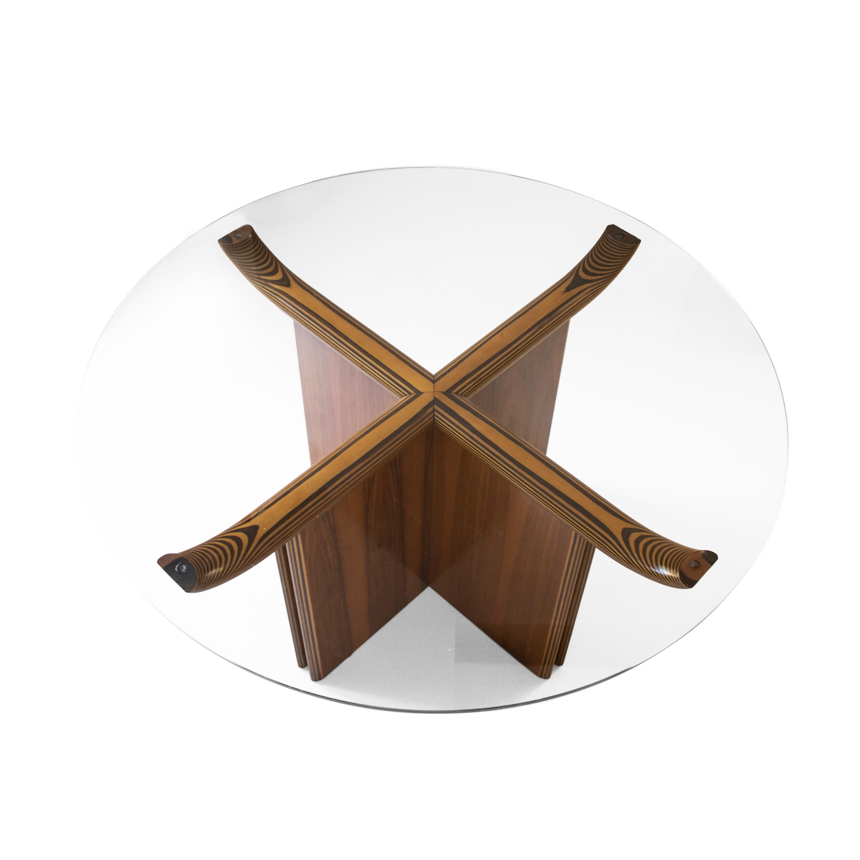 Table de salle à manger ronde dans le style d'Afra et Tobia Scarpa, fabriquée à la main en contreplaqué de noyer. La base se caractérise par sa structure en forme de croix, qui se termine en haut par des lamelles incurvées qui apportent de la