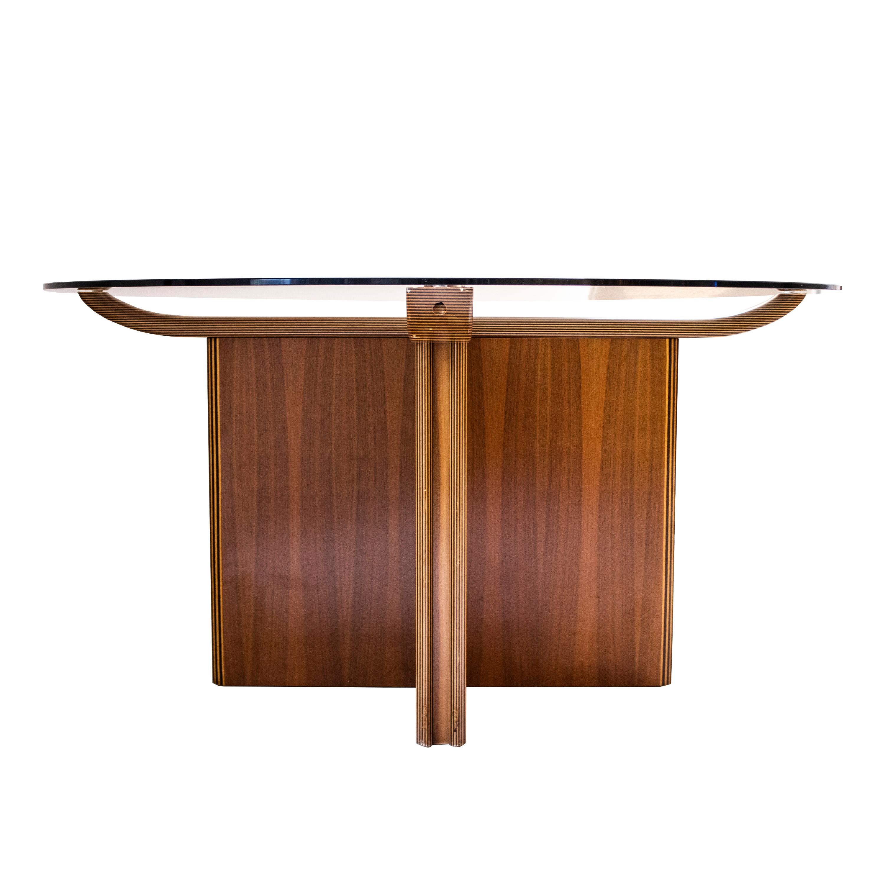 Table de salle à manger ronde en noyer dans le style d'Afra & Tobia Scarpa, Italie, 1970 Bon état - En vente à Madrid, ES