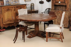 Table de salle à manger ronde en noyer avec plateau marqueté et base The Pedestal, reproduite à la main en France.