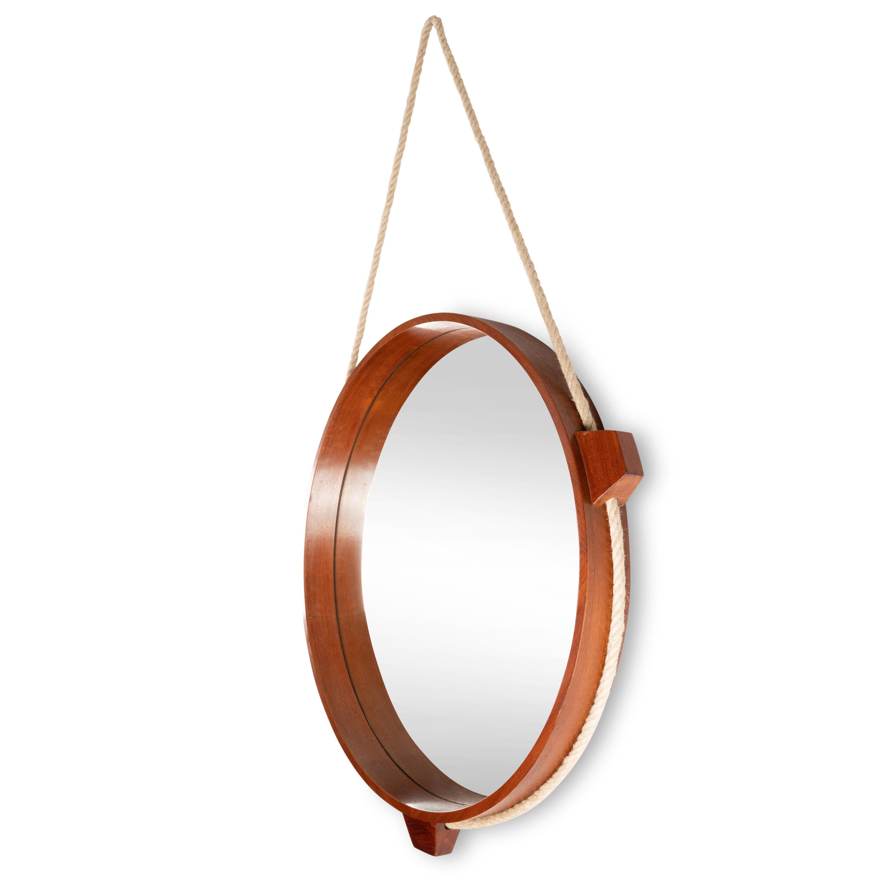 Specchio rotondo in noce.
Heldly è trattenuto da una corda che passa attraverso e intorno a te.  la cornice.
Italia, circa 1950.
  Diametro: 87 cm
 Profondità: 4 cm/ 1,58 pollici
Altezza totale compresa  corda :148 cm / 58,3 pollici