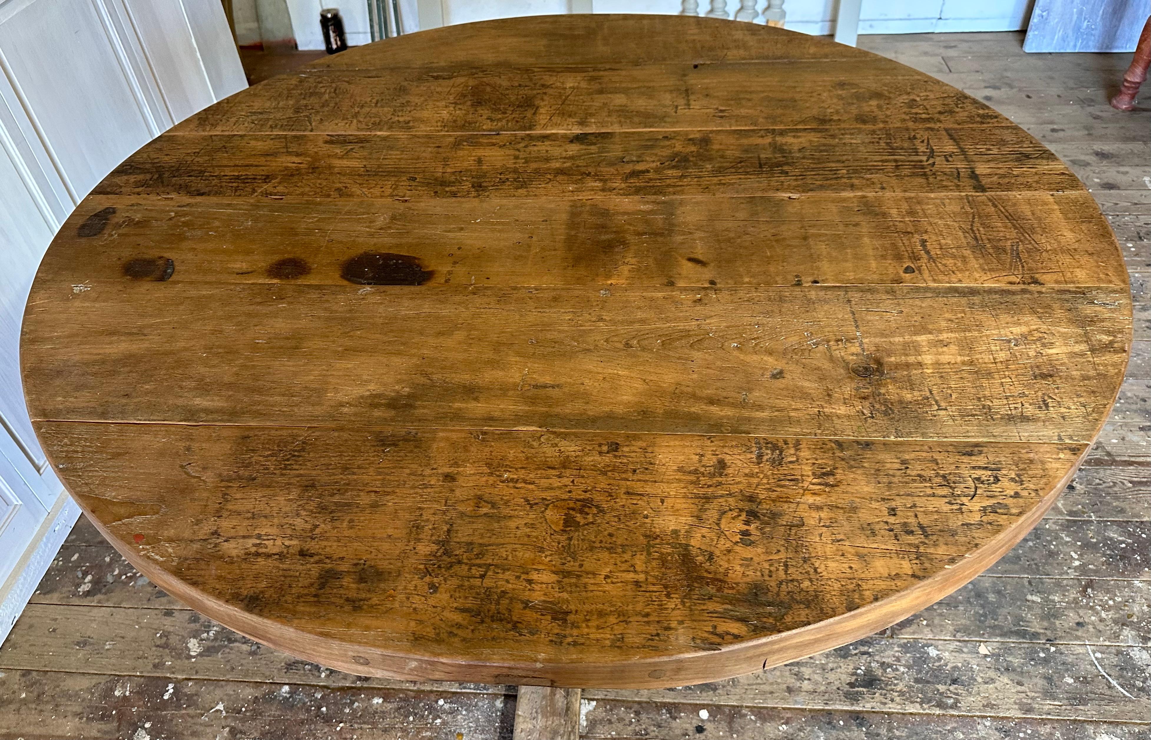 Round walnut pedestal base dining table In Good Condition In Sheffield, MA