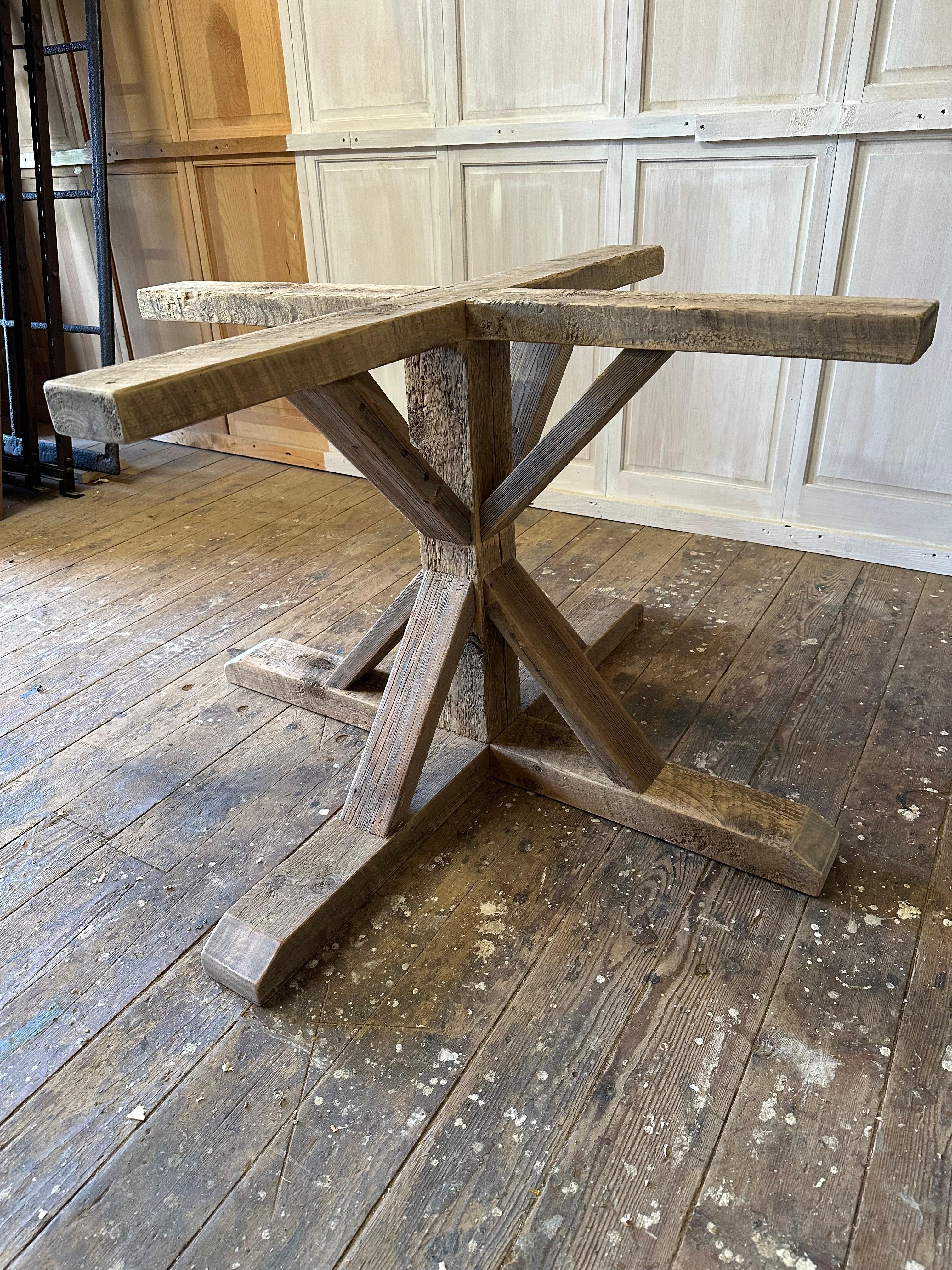 19th Century Round walnut pedestal base dining table