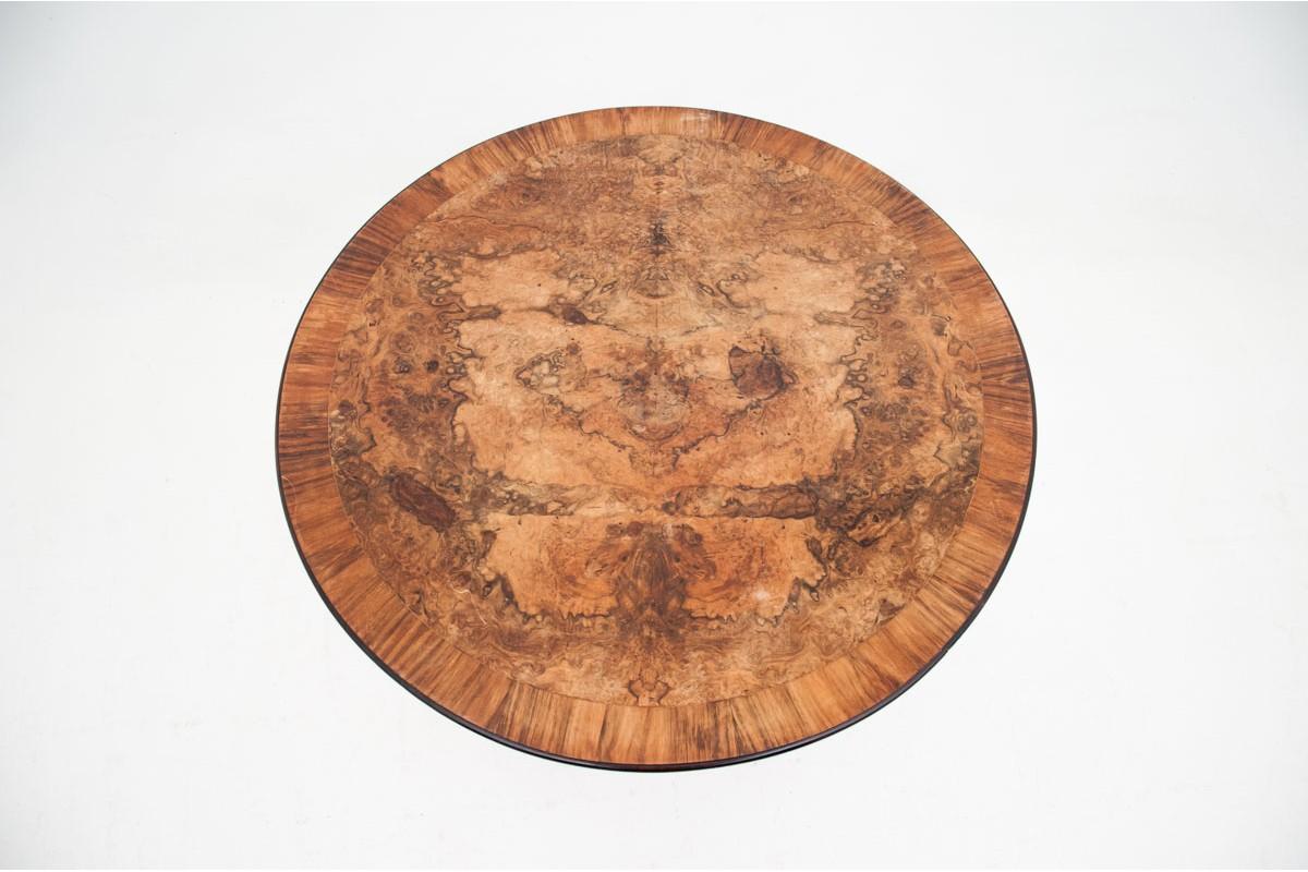 Round Walnut Table from Around 1920 In Good Condition In Chorzów, PL