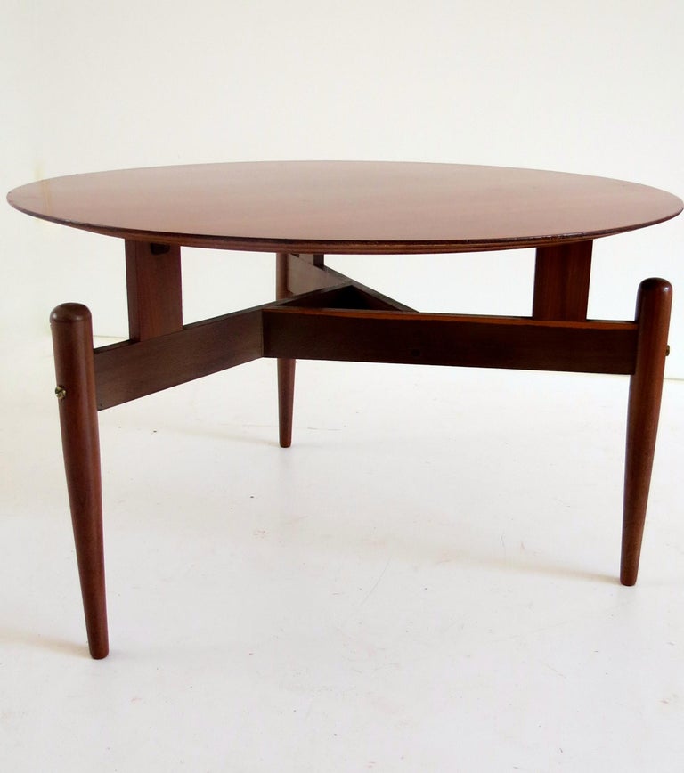 Round Walnut Three Feet Italian Coffee Table, circa 1950 In Good Condition For Sale In Rome, IT