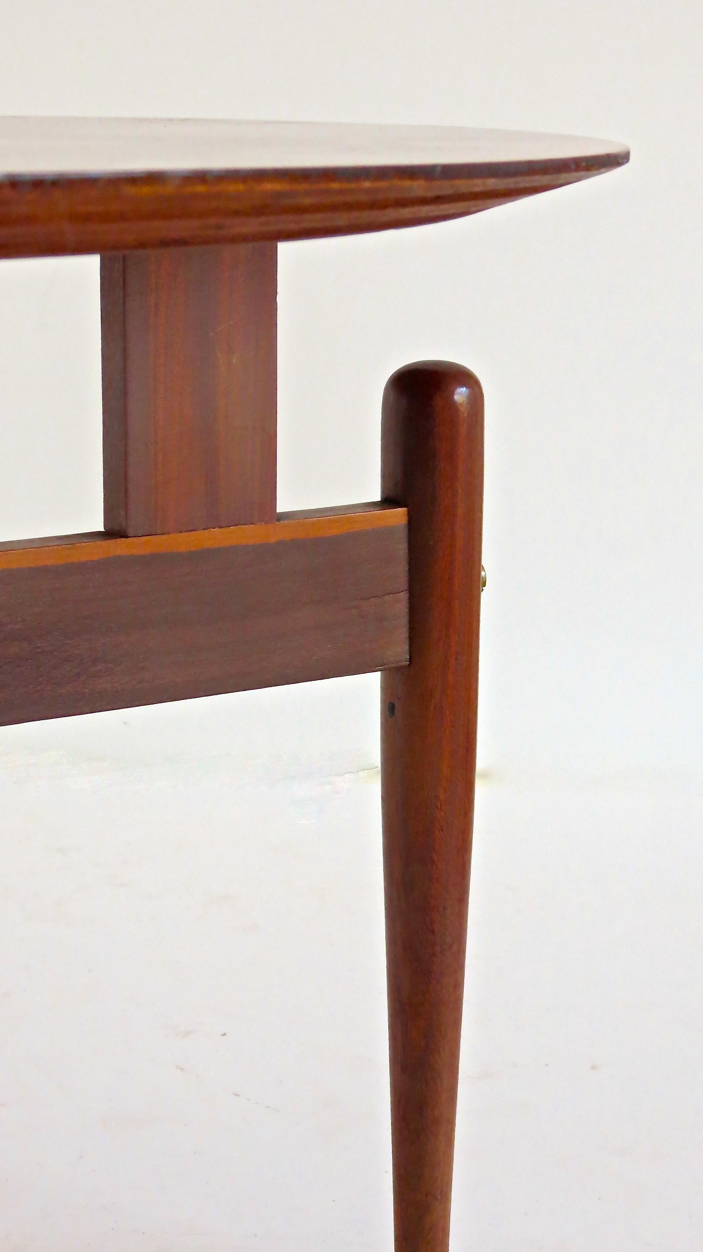 Mid-20th Century Round Walnut Three Feet Italian Coffee Table, circa 1950