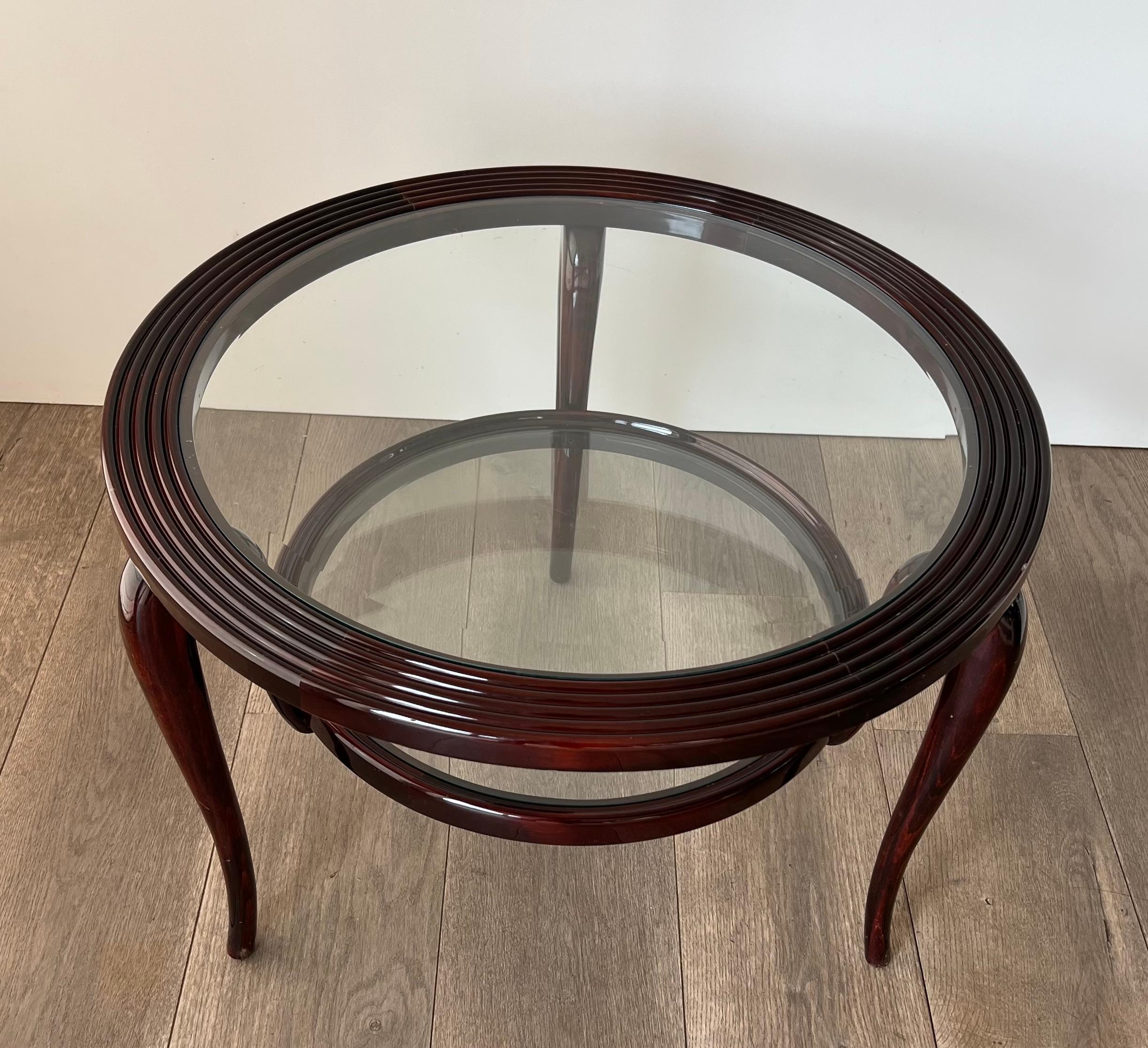 Cette très belle table basse ronde est en noyer avec deux plateaux en verre. Il s'agit d'une œuvre italienne réalisée par le célèbre designer Paolo Buffa. Circa 1940
