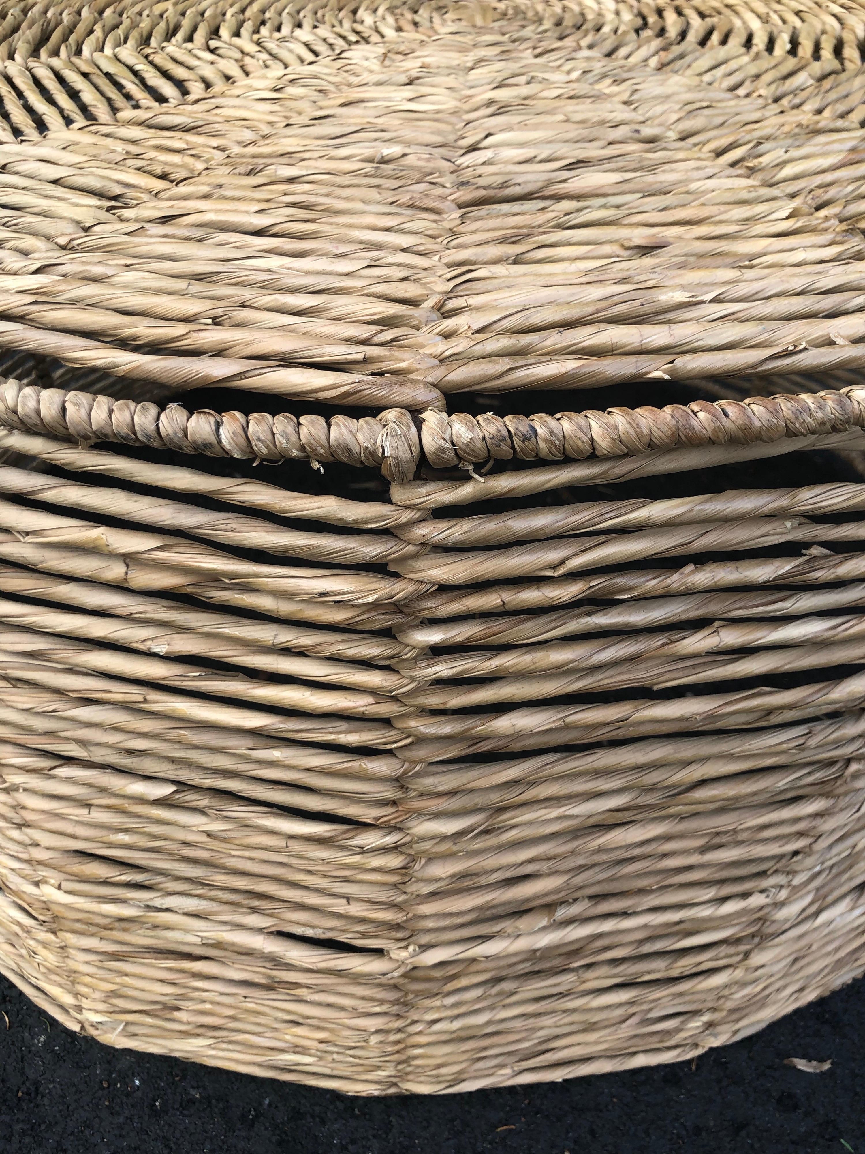 Table basse ronde en gazon tressé avec plateau en verre en vente 11