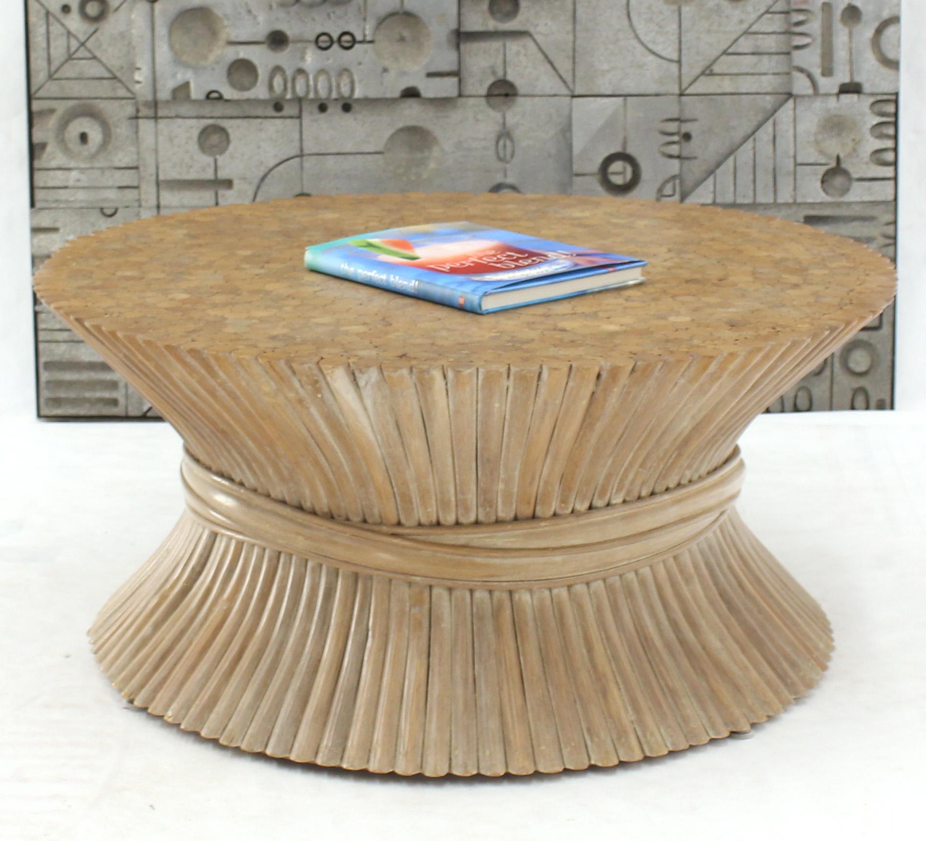 Runder Couchtisch aus Weizen-Bambusimitat mit Blattsockel, Mid-Century Modern McGuire im Angebot 3